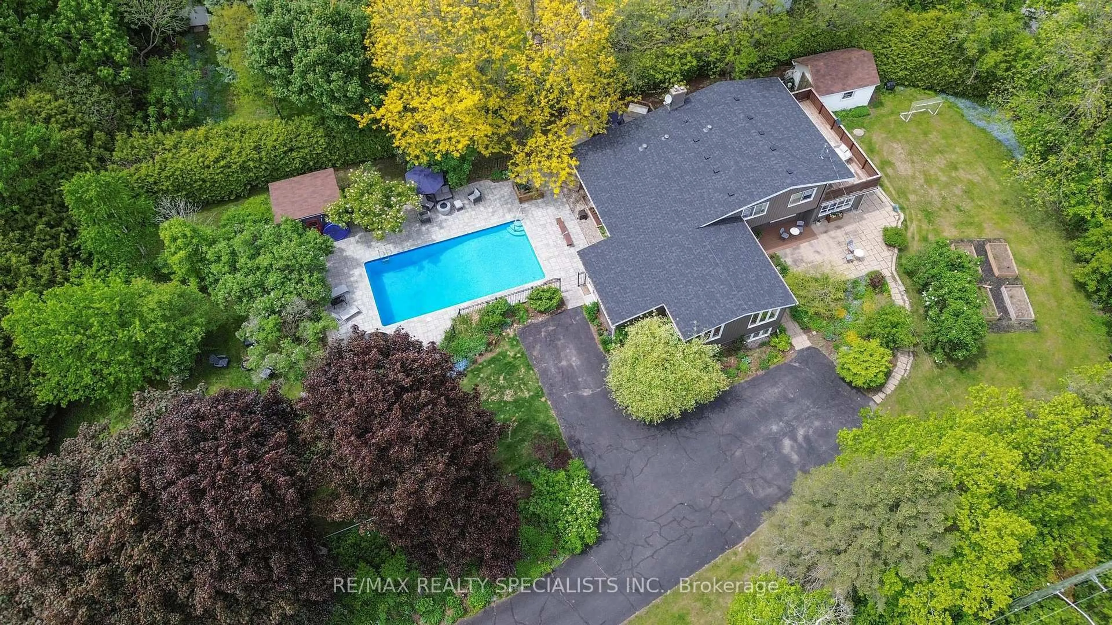 A pic from outside/outdoor area/front of a property/back of a property/a pic from drone, unknown for 15 Credit St, Halton Hills Ontario L7G 2W5