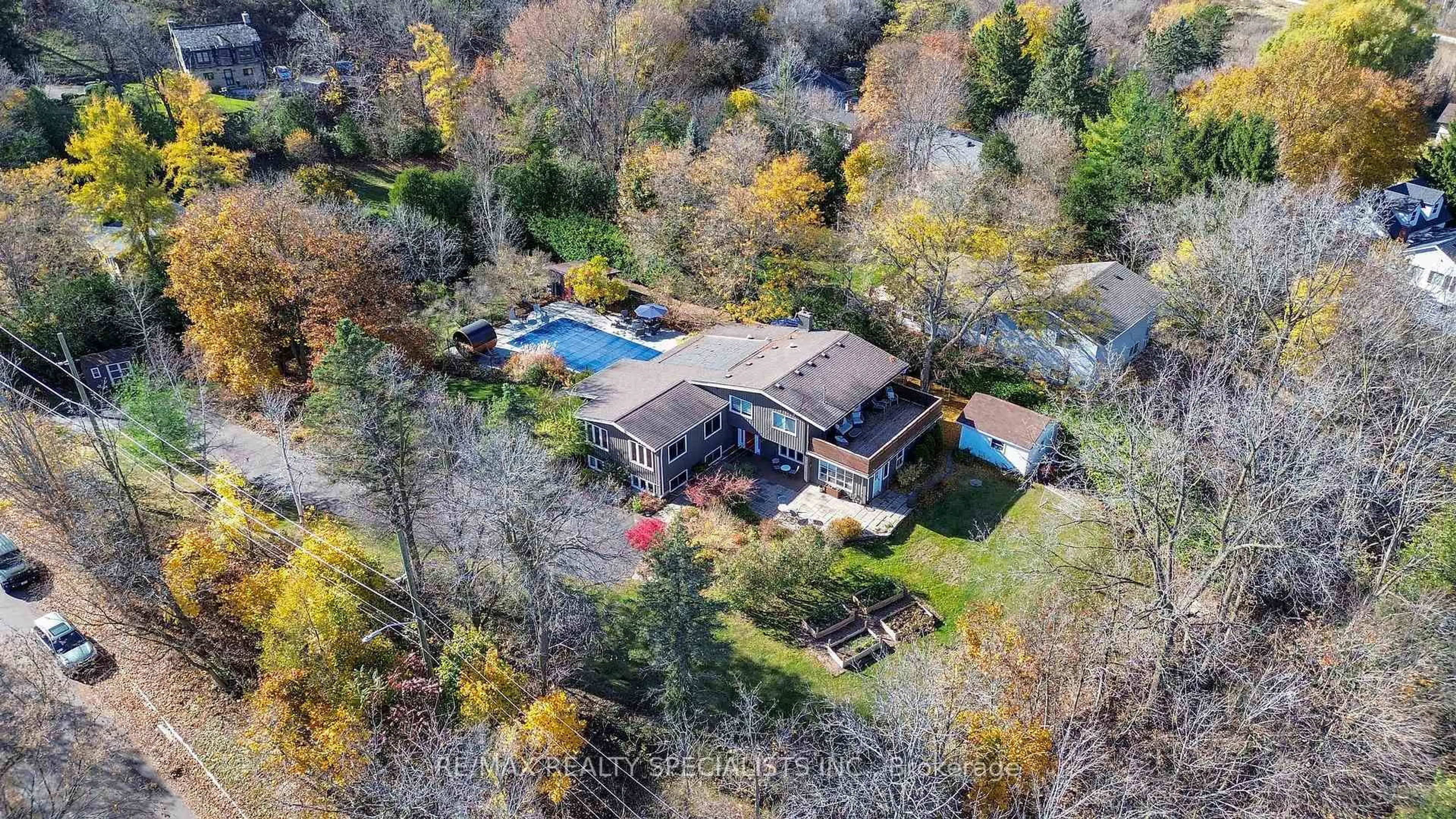 A pic from outside/outdoor area/front of a property/back of a property/a pic from drone, unknown for 15 Credit St, Halton Hills Ontario L7G 2W5