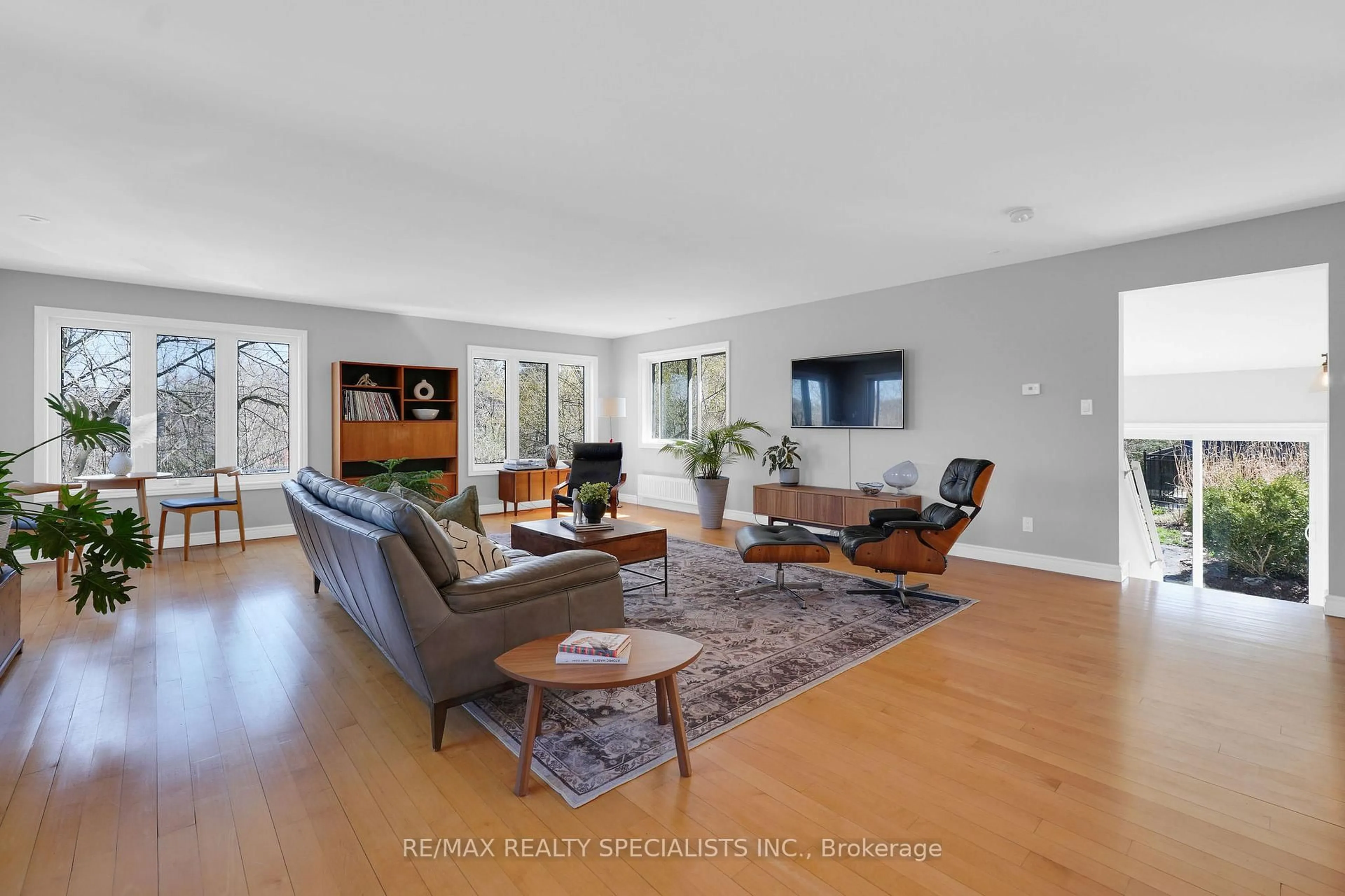 Living room with furniture, unknown for 15 Credit St, Halton Hills Ontario L7G 2W5
