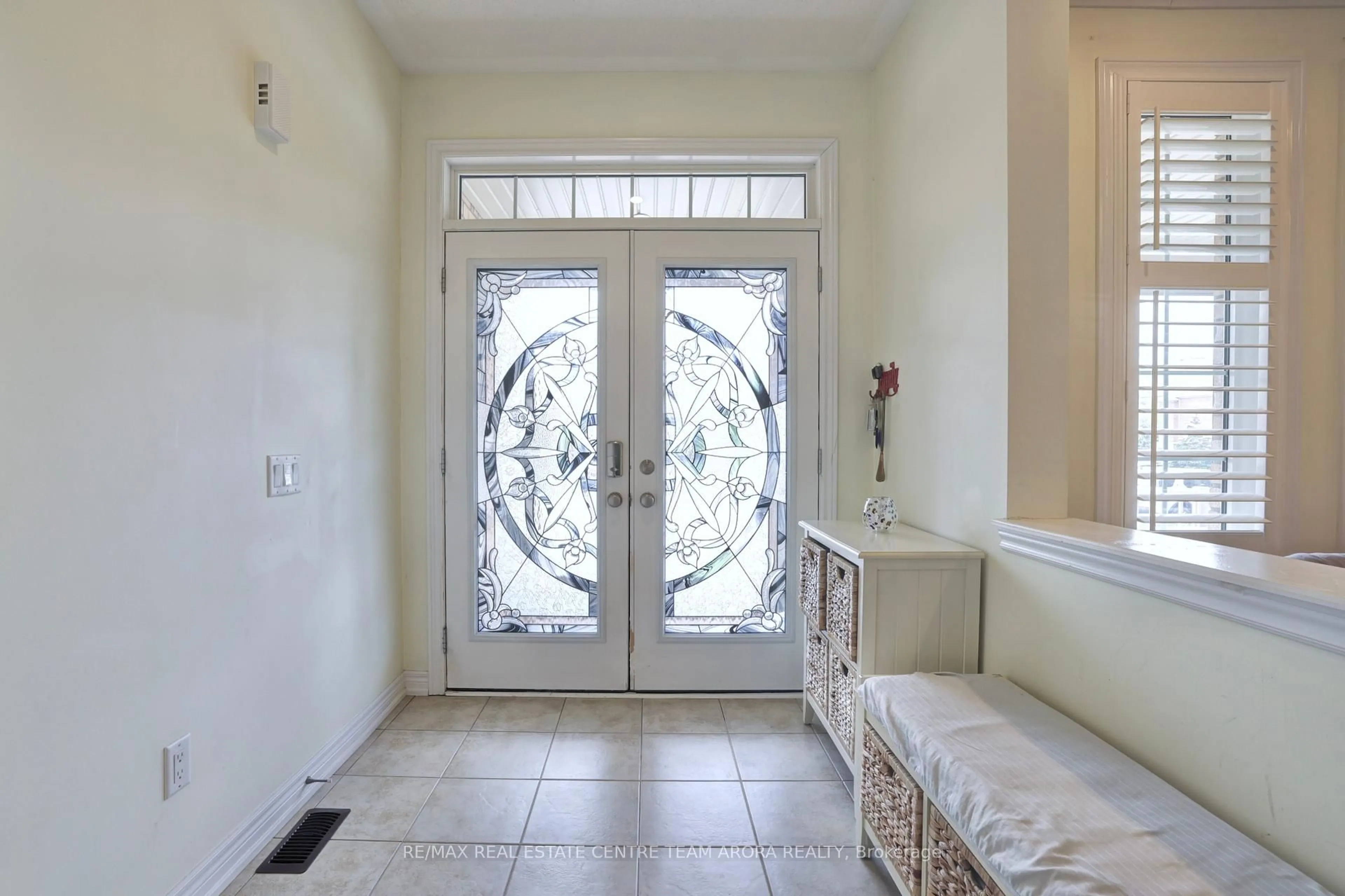 Indoor entryway for 33 Alamosa Crt, Brampton Ontario L6Y 2Z3
