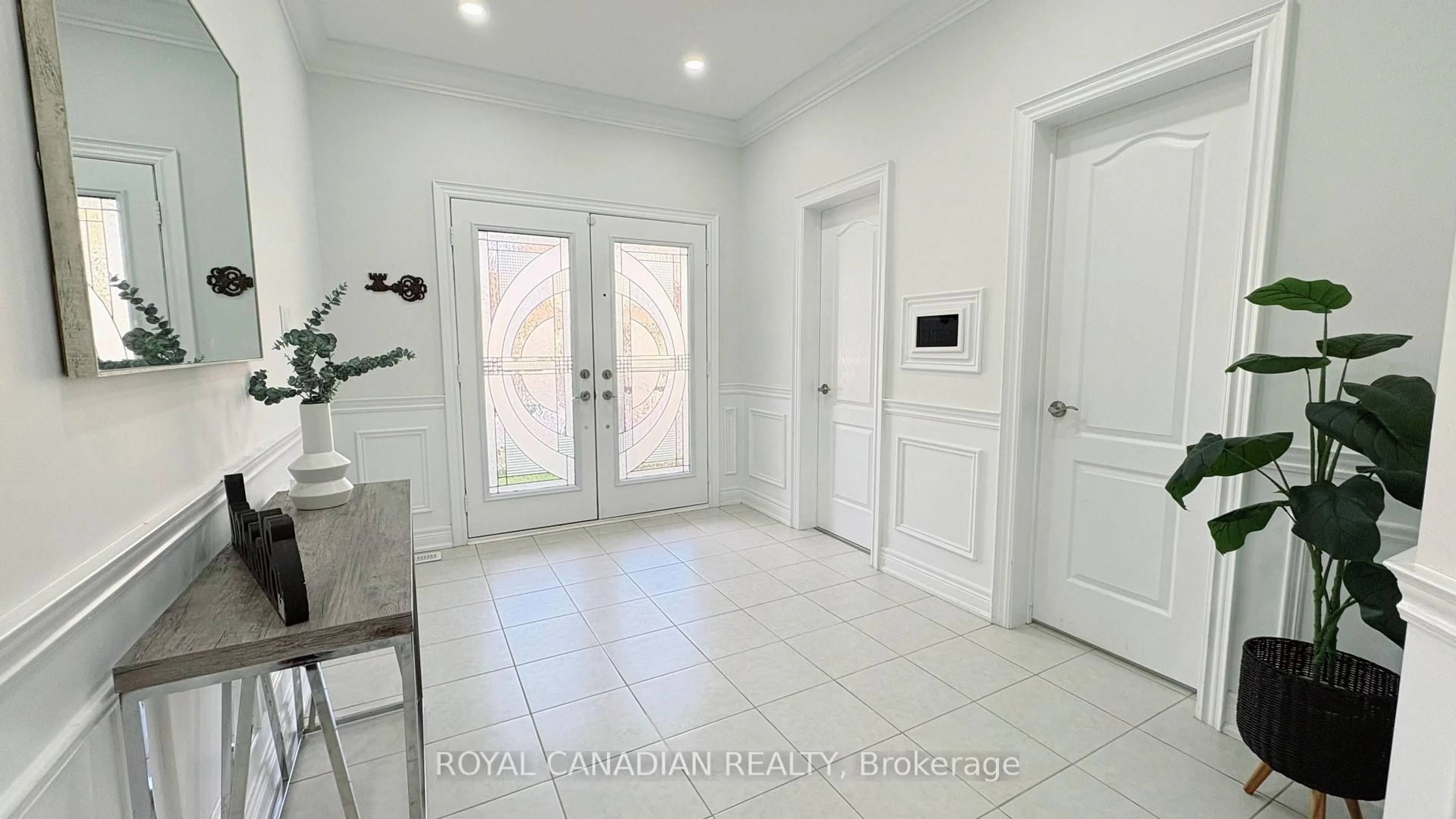 Indoor entryway for 8 Templar St, Brampton Ontario L6Y 2Y2