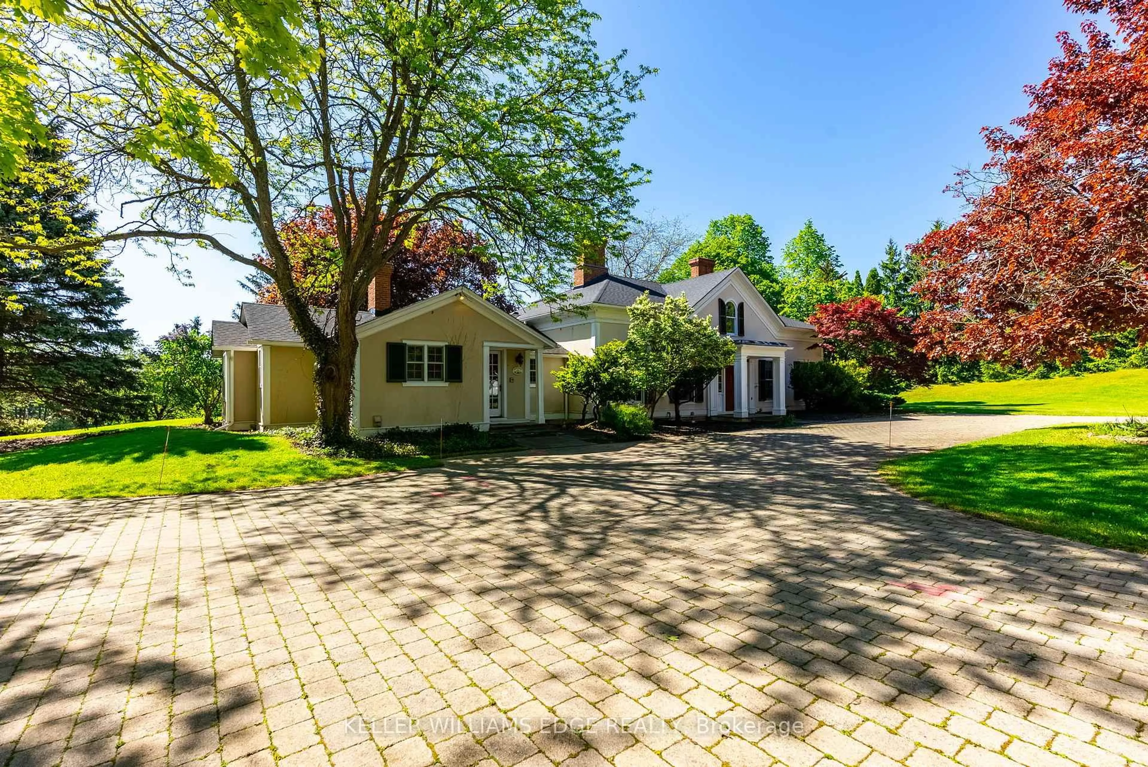 A pic from outside/outdoor area/front of a property/back of a property/a pic from drone, street for 3350 Guelph Line, Burlington Ontario L7P 0S7