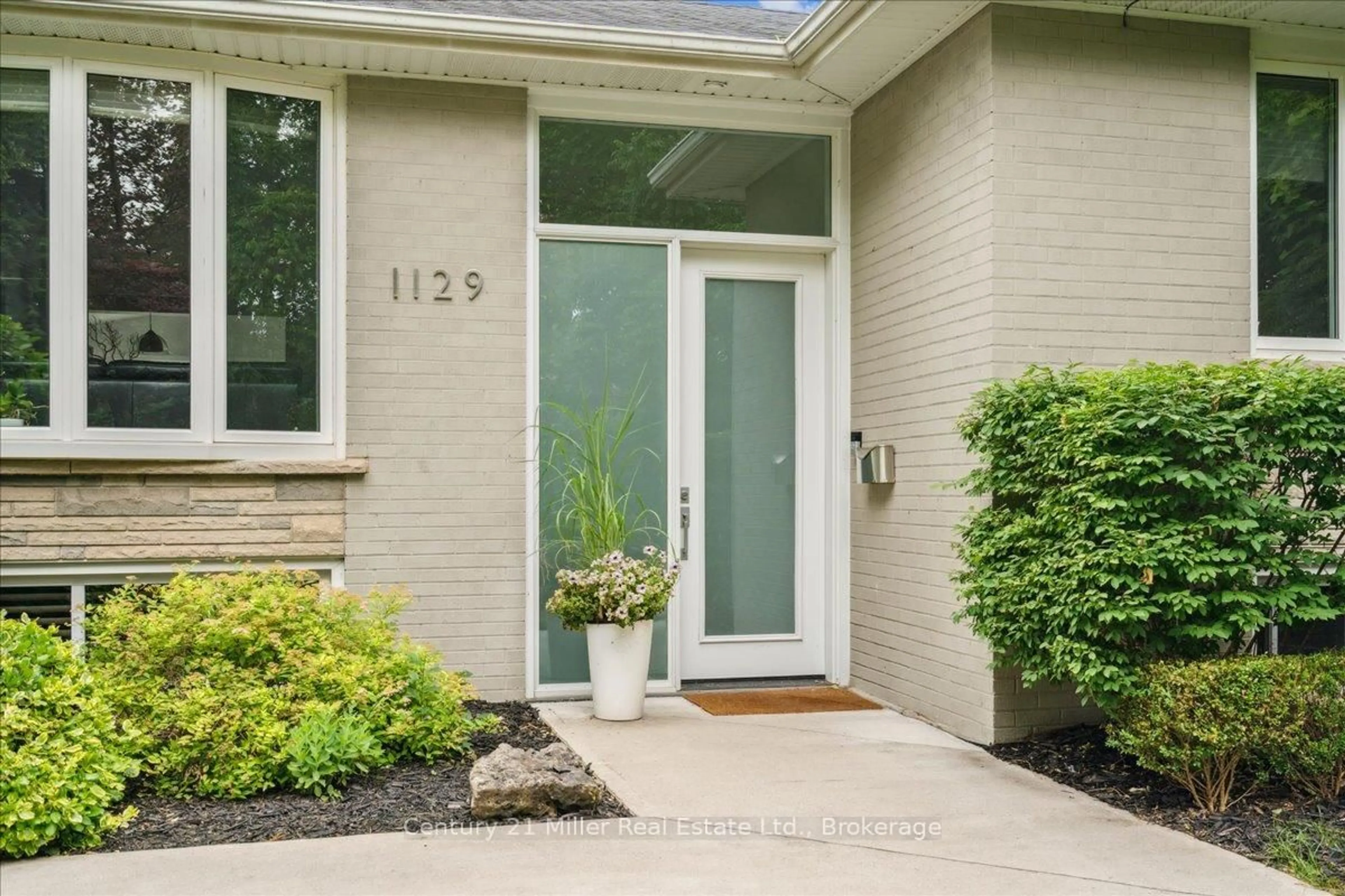 Indoor entryway for 1129 Shaw St, Oakville Ontario L6L 2S1