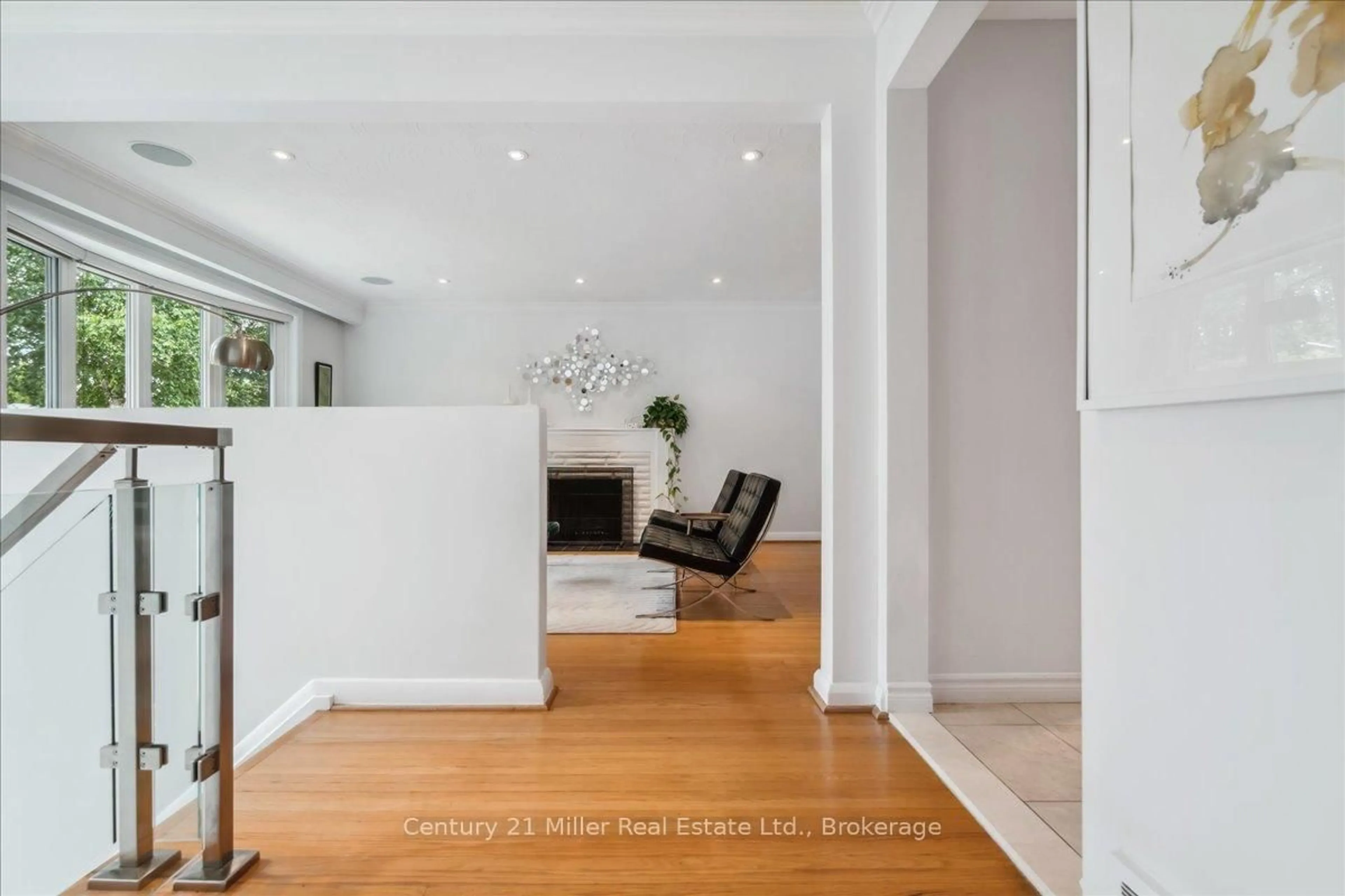 Indoor entryway for 1129 Shaw St, Oakville Ontario L6L 2S1