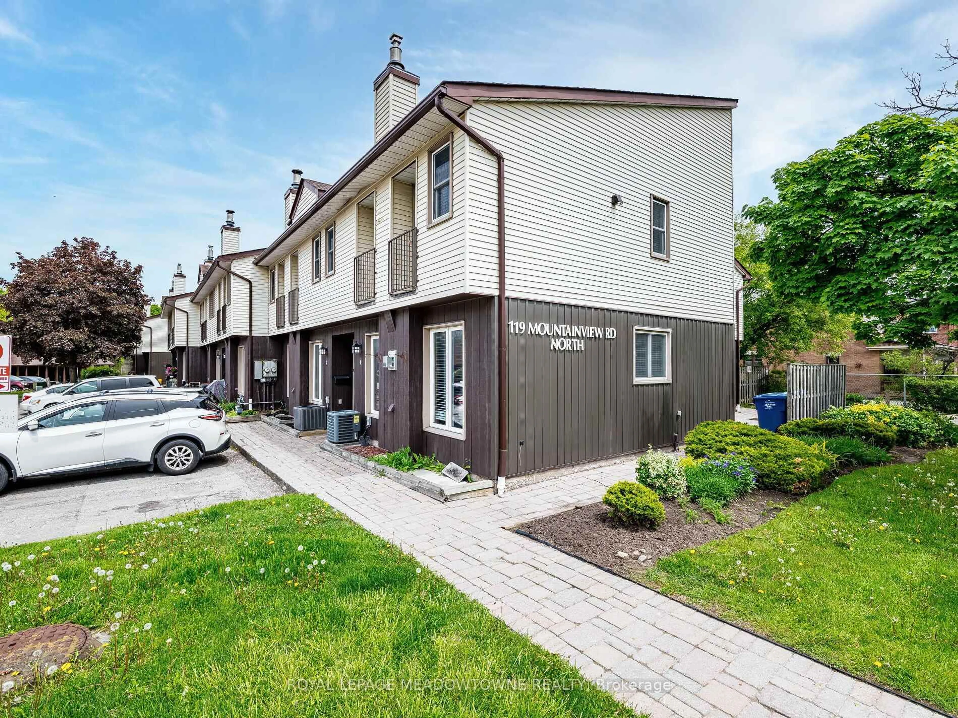 Home with vinyl exterior material, street for 119 Mountainview Rd #1, Halton Hills Ontario L7G 3P8