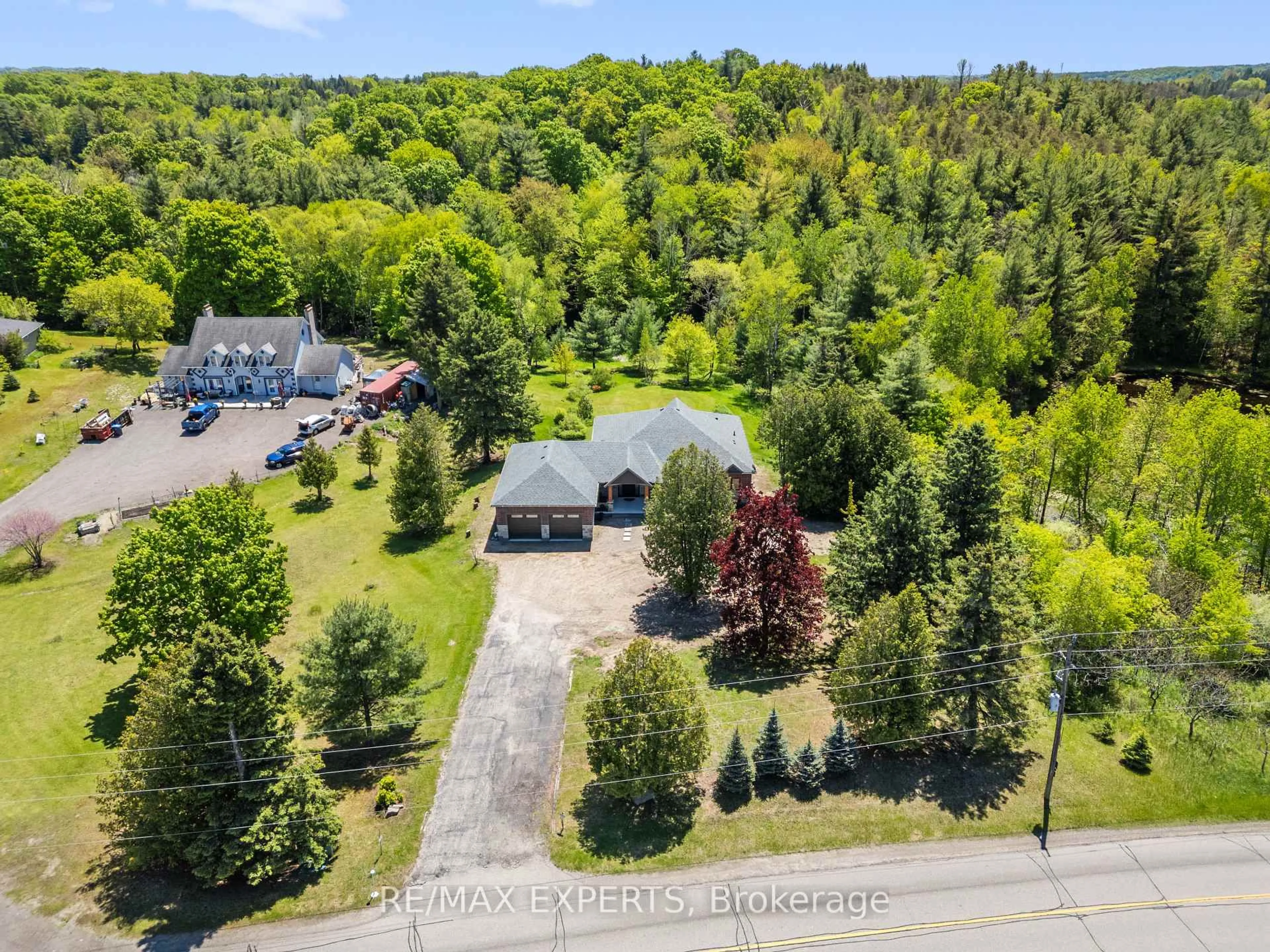A pic from outside/outdoor area/front of a property/back of a property/a pic from drone, unknown for 211 Pine Ave, Caledon Ontario L7E 3S7
