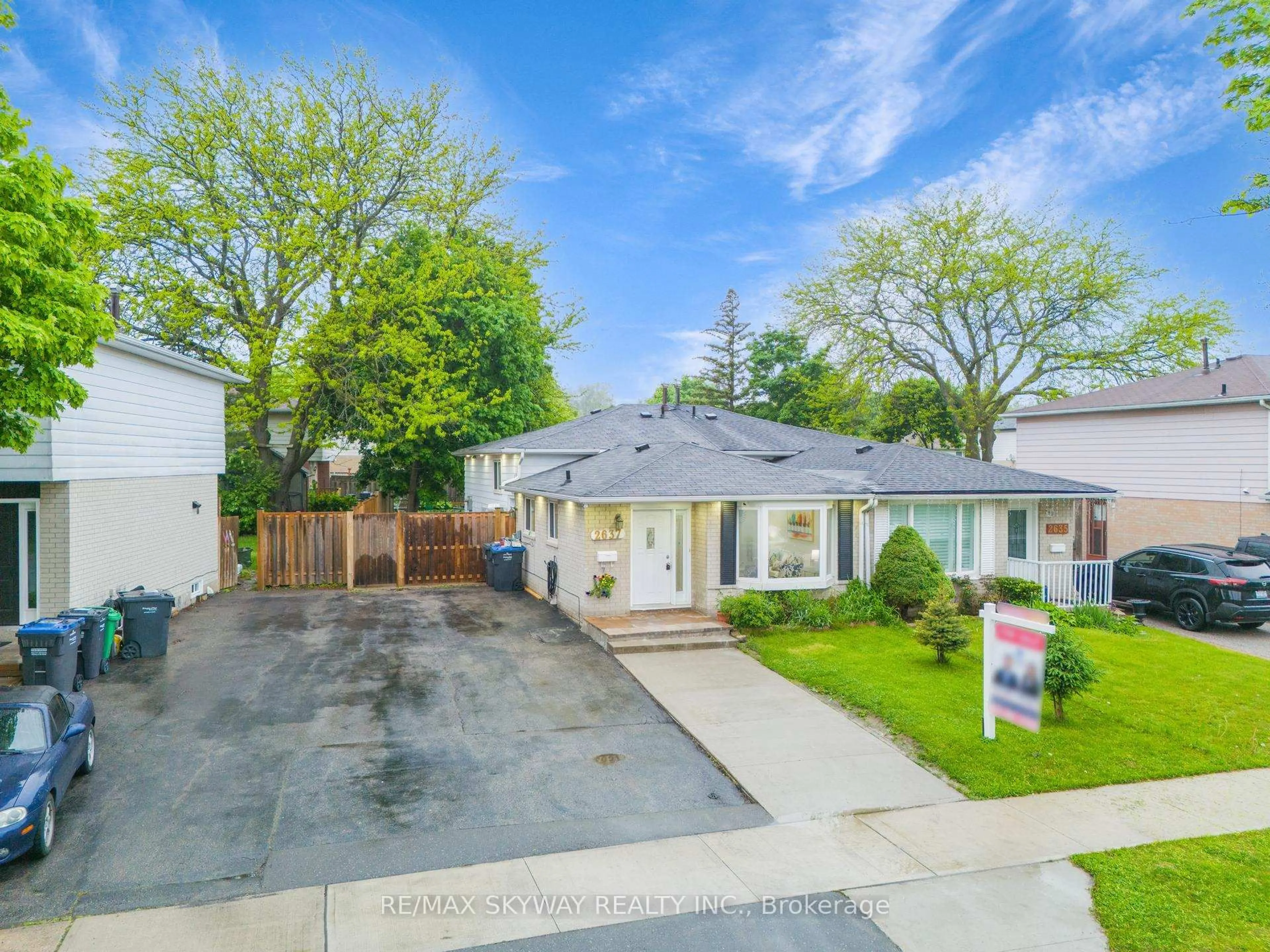 A pic from outside/outdoor area/front of a property/back of a property/a pic from drone, street for 2637 Widemarr Rd, Mississauga Ontario L5J 1M4
