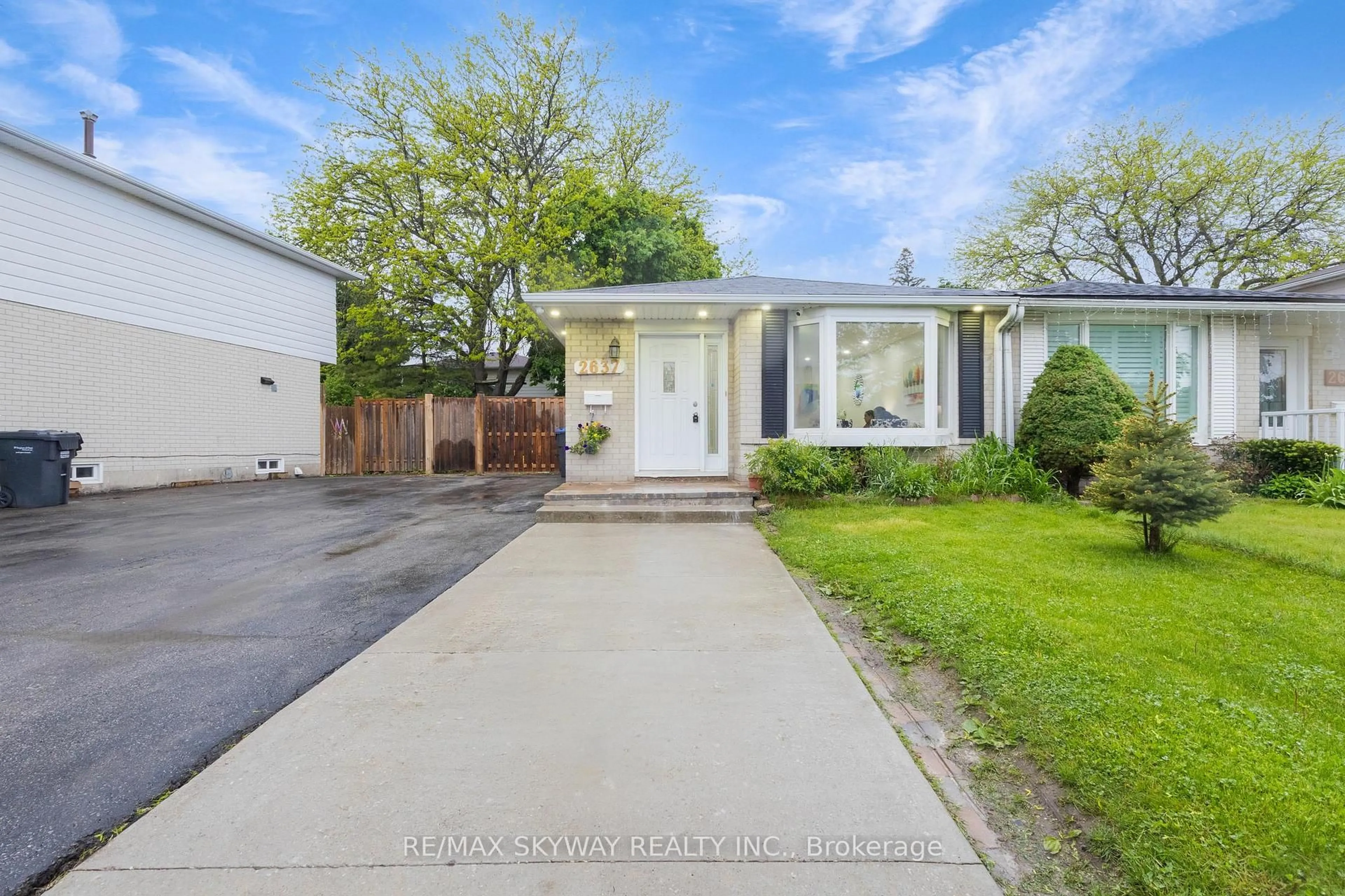Home with vinyl exterior material, street for 2637 Widemarr Rd, Mississauga Ontario L5J 1M4