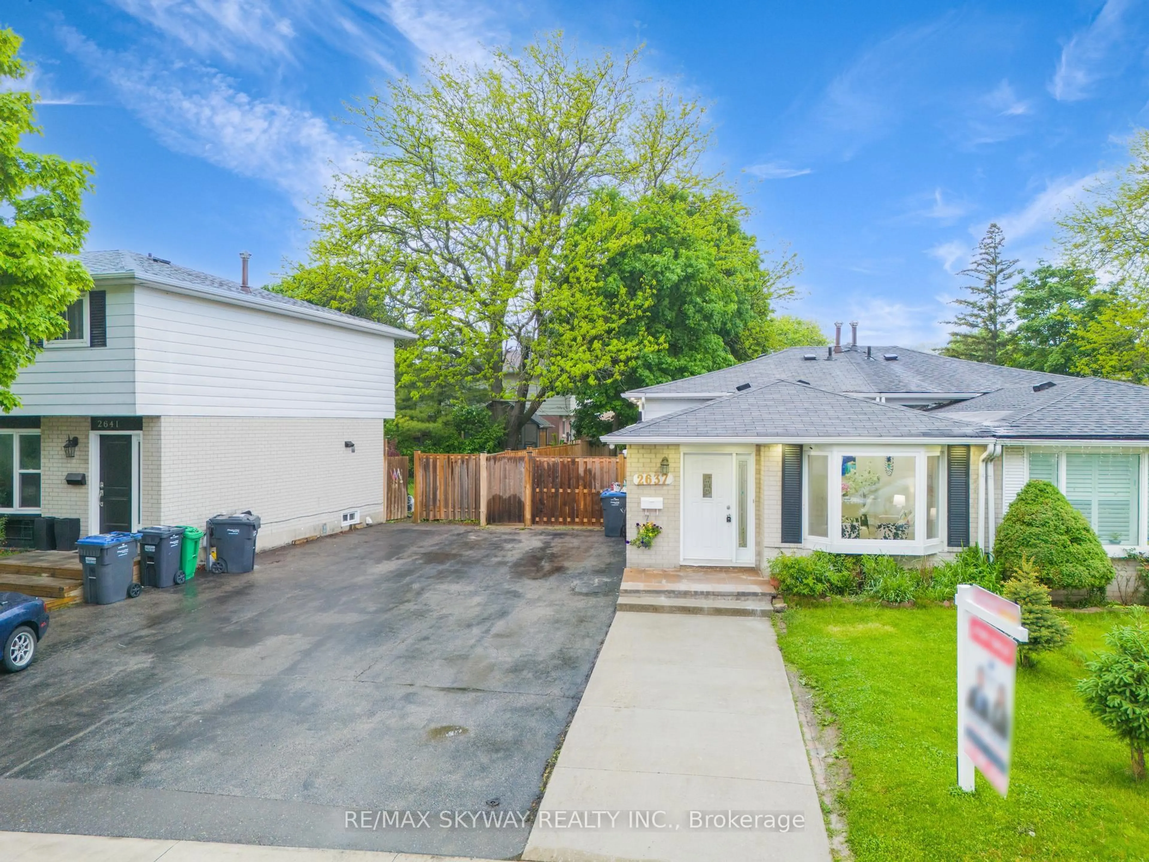 A pic from outside/outdoor area/front of a property/back of a property/a pic from drone, street for 2637 Widemarr Rd, Mississauga Ontario L5J 1M4