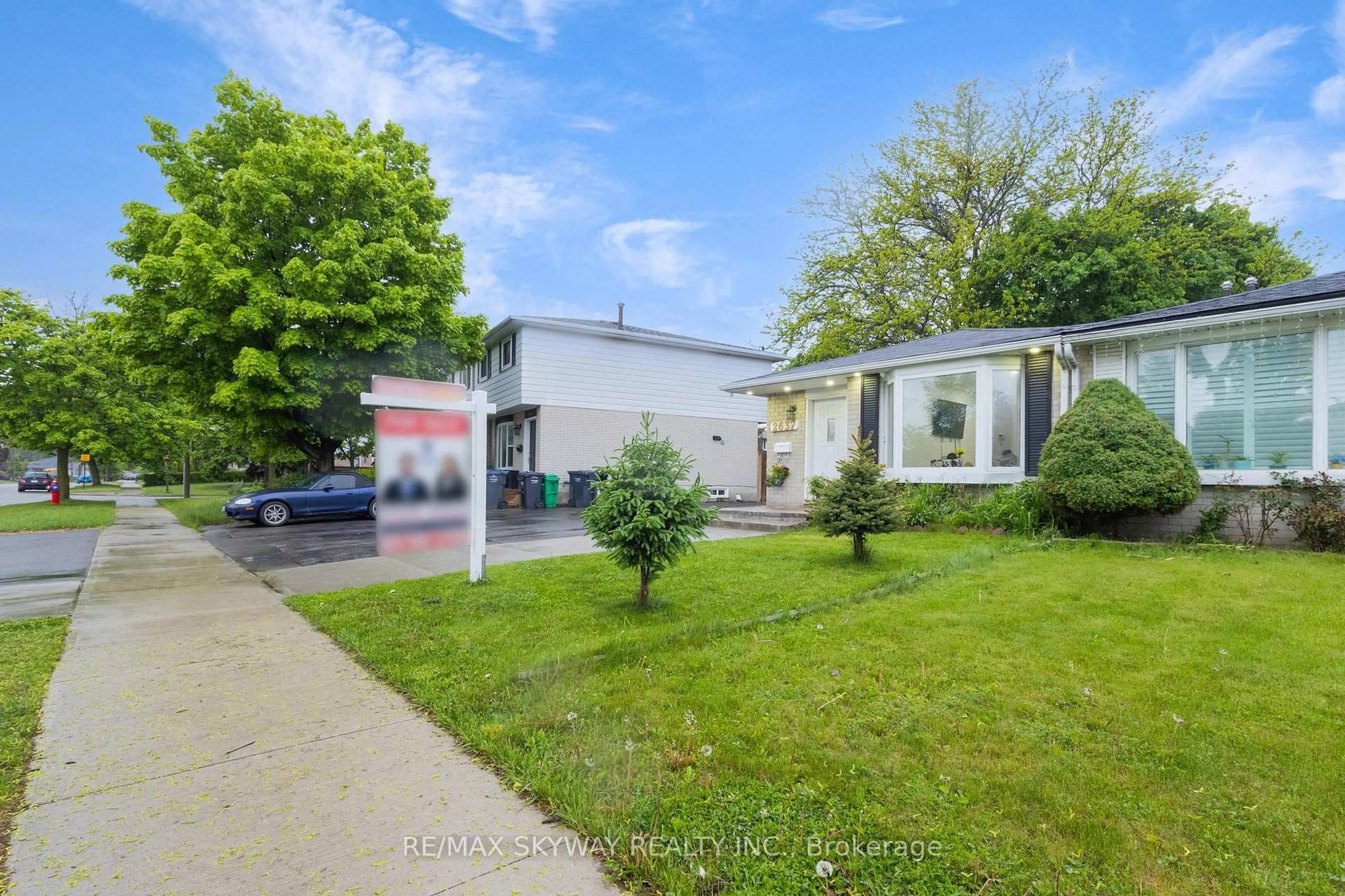 A pic from outside/outdoor area/front of a property/back of a property/a pic from drone, street for 2637 Widemarr Rd, Mississauga Ontario L5J 1M4