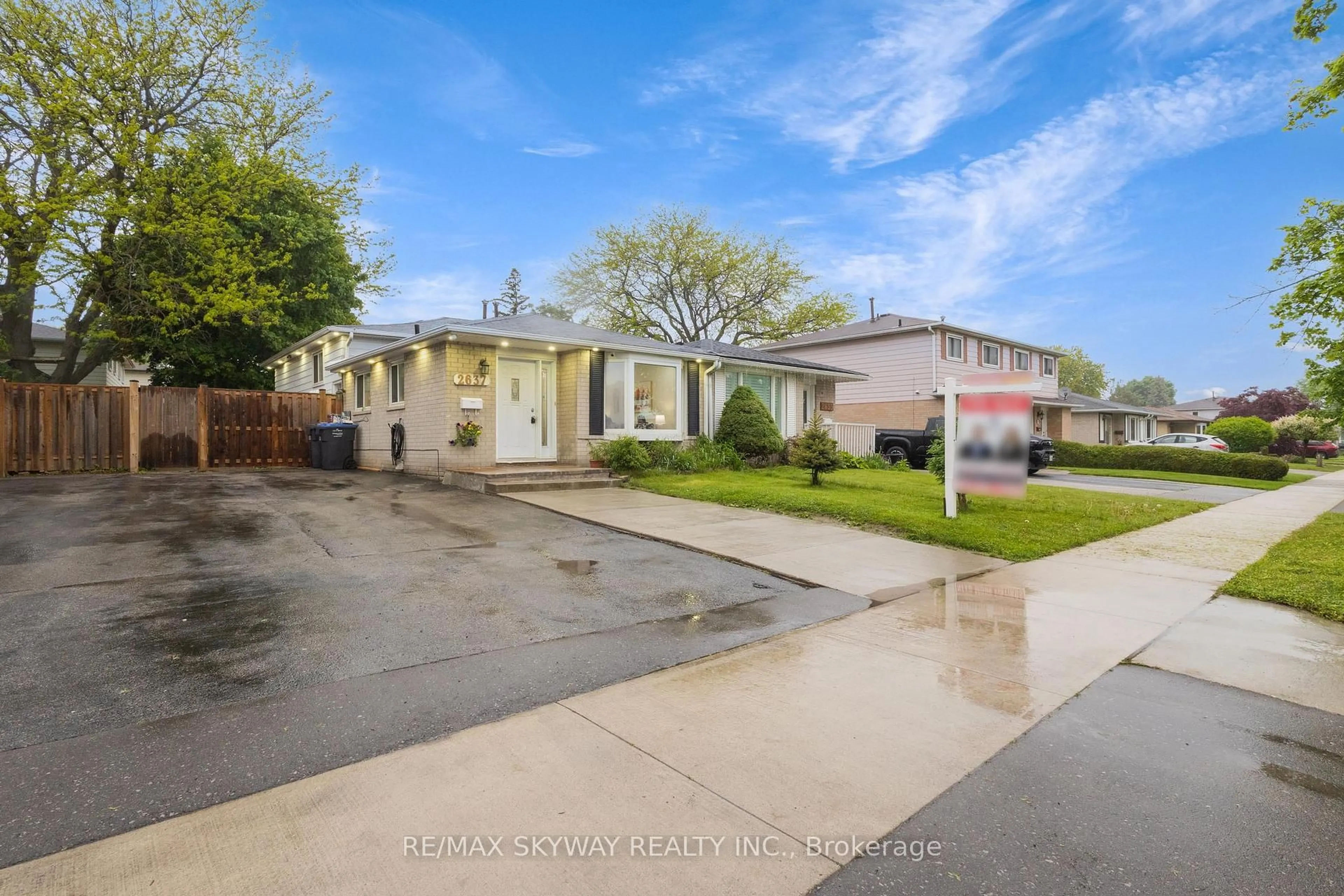 A pic from outside/outdoor area/front of a property/back of a property/a pic from drone, street for 2637 Widemarr Rd, Mississauga Ontario L5J 1M4
