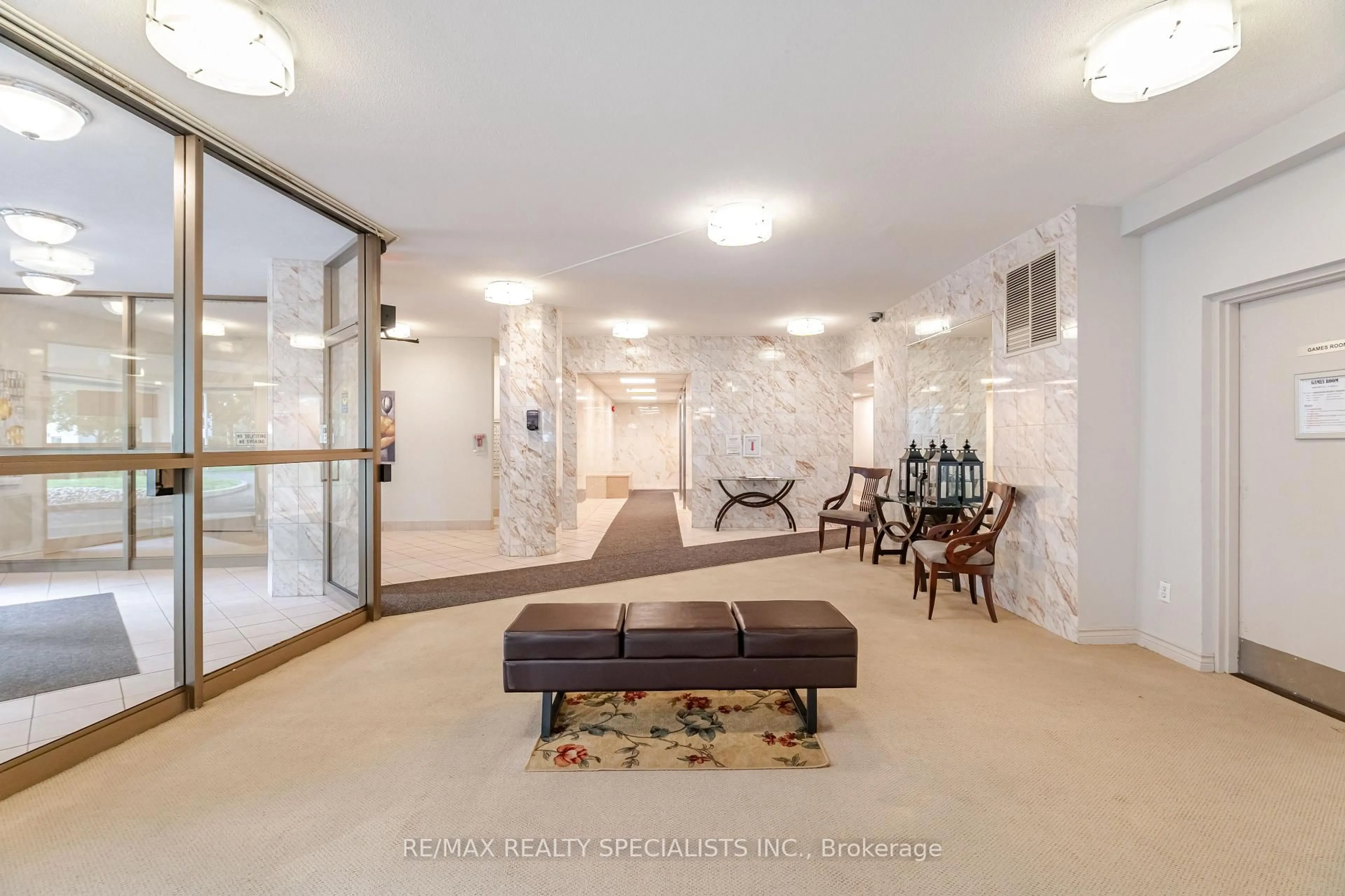 Indoor foyer for 2323 Confederation Blvd #901, Mississauga Ontario L5B 1R6