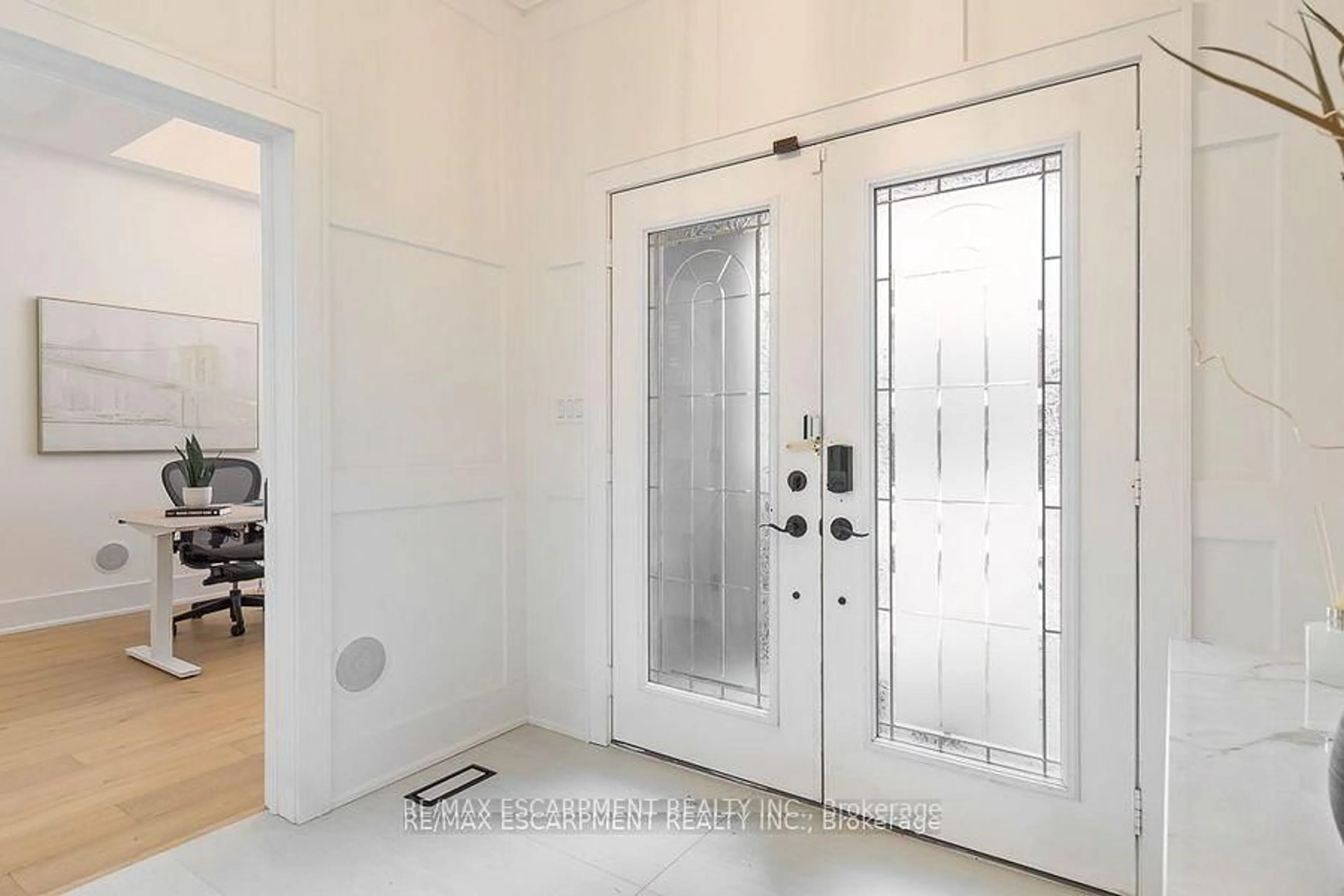 Indoor entryway for 2455 BON ECHO Dr, Oakville Ontario L6H 7R1