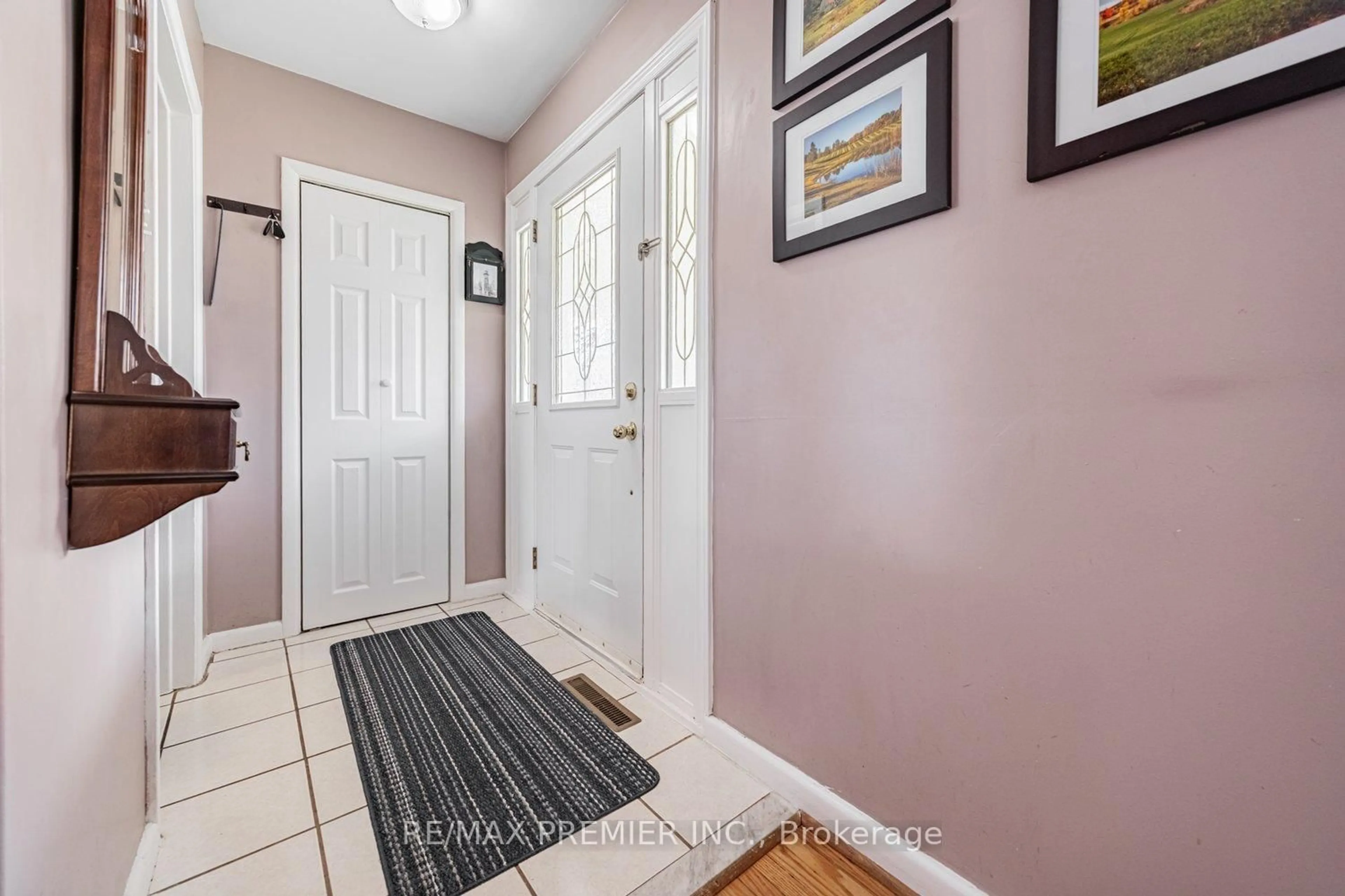 Indoor entryway for 32 Genthorn Ave, Toronto Ontario M9W 2S7