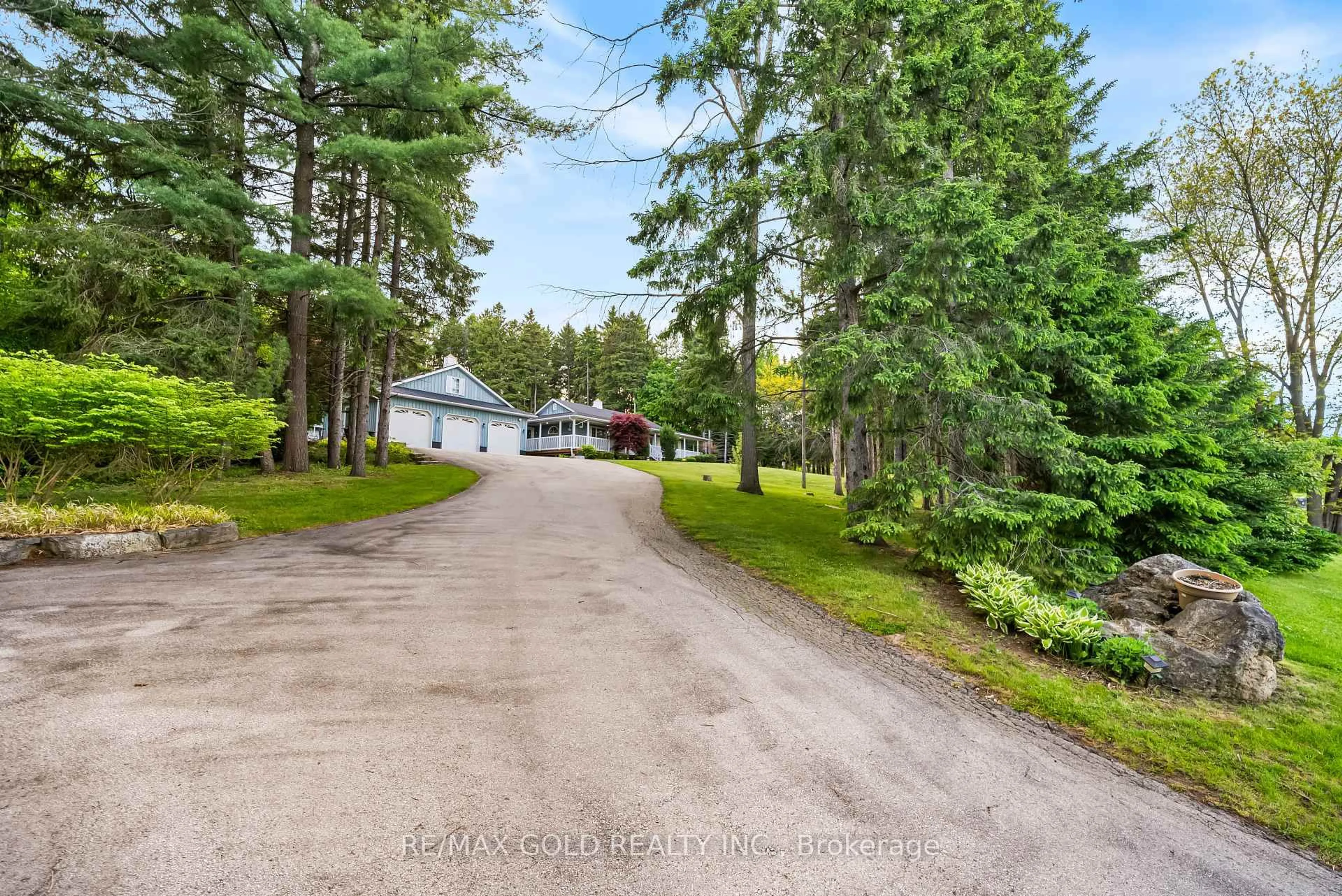 A pic from outside/outdoor area/front of a property/back of a property/a pic from drone, unknown for 15252 Chinguacousy Rd, Caledon Ontario L7C 1Z7