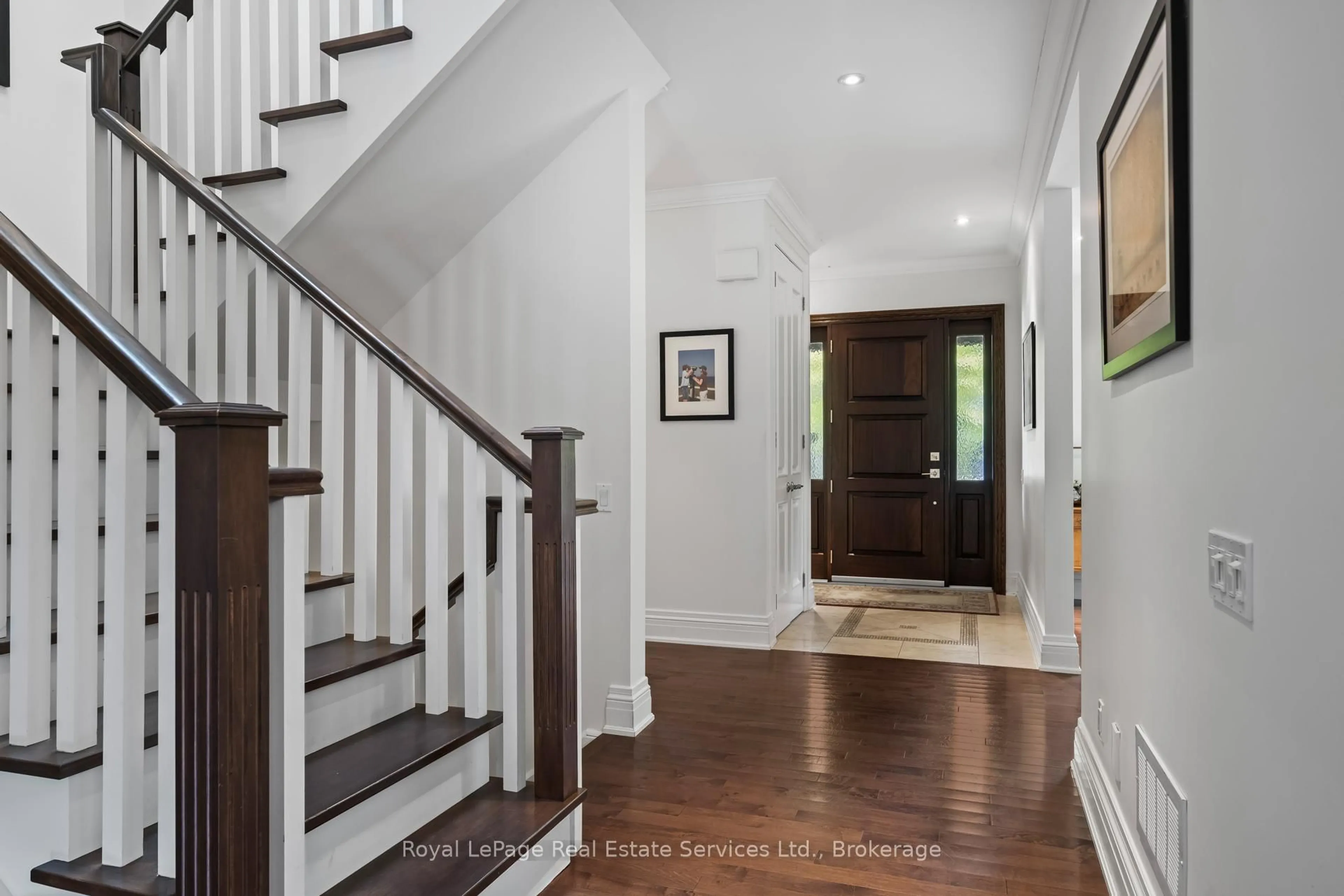 Indoor entryway for 370 Christina Dr, Oakville Ontario L6K 1H6