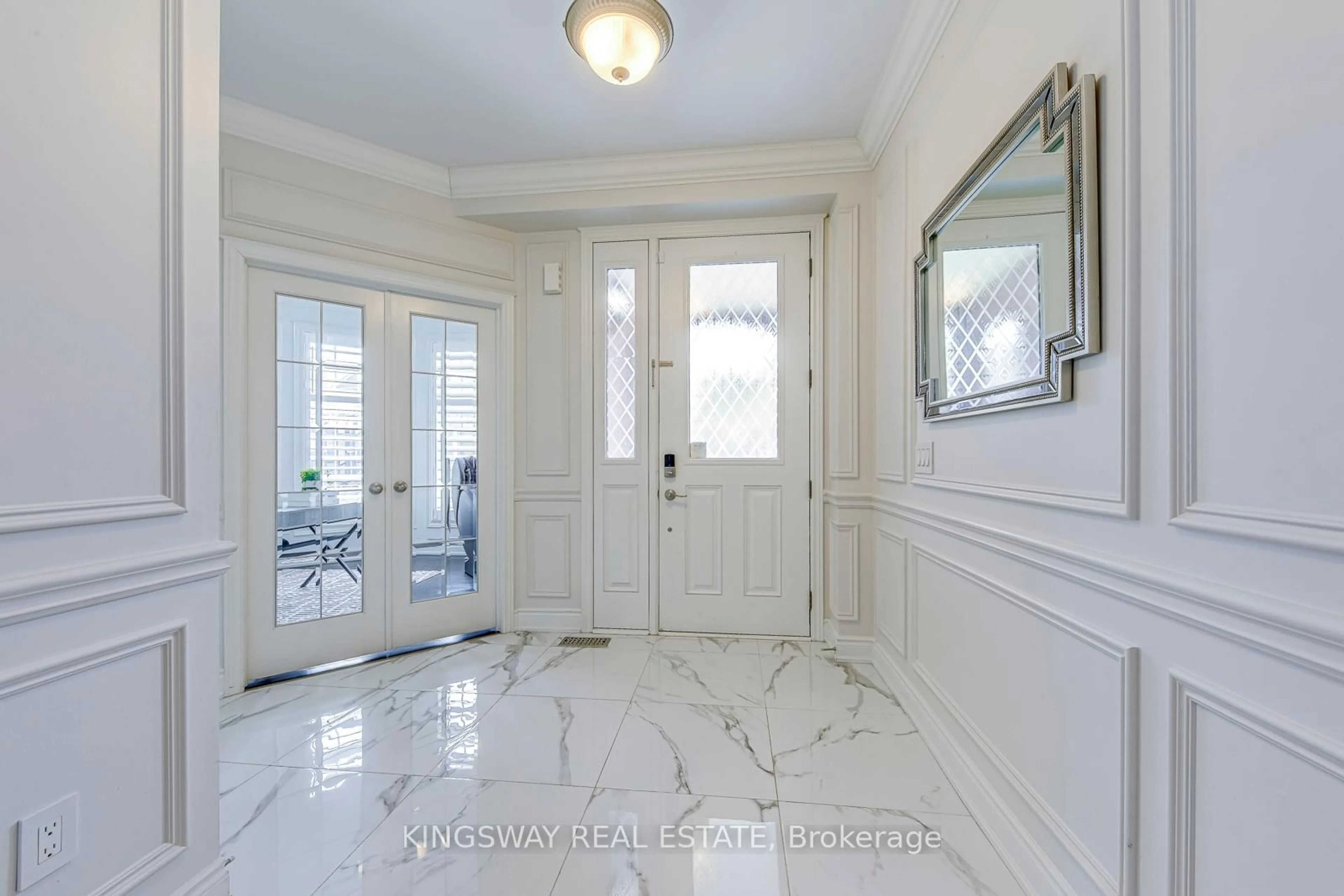 Indoor entryway for 3232 Larry Cres, Oakville Ontario L6M 0T1