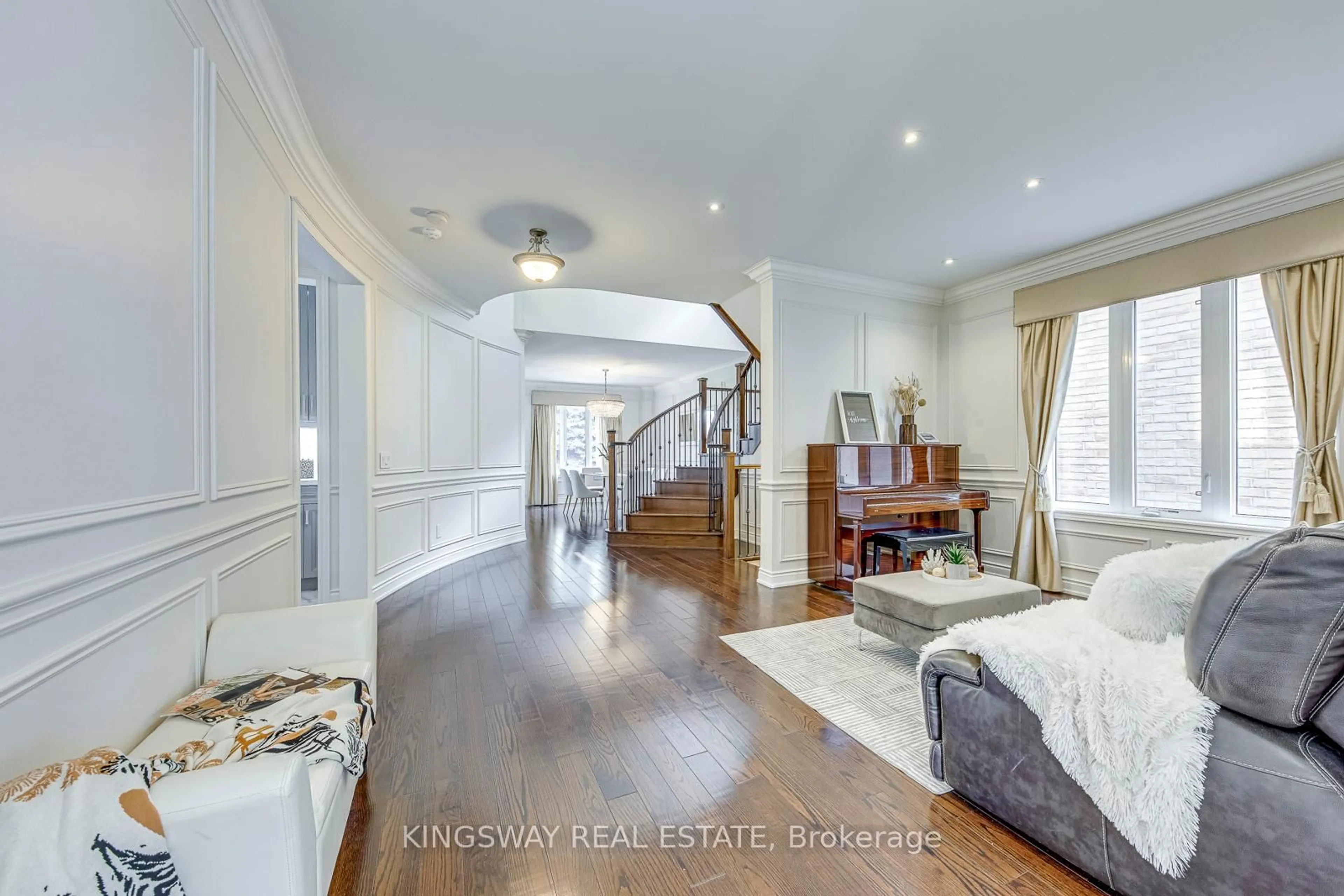Indoor entryway for 3232 Larry Cres, Oakville Ontario L6M 0T1