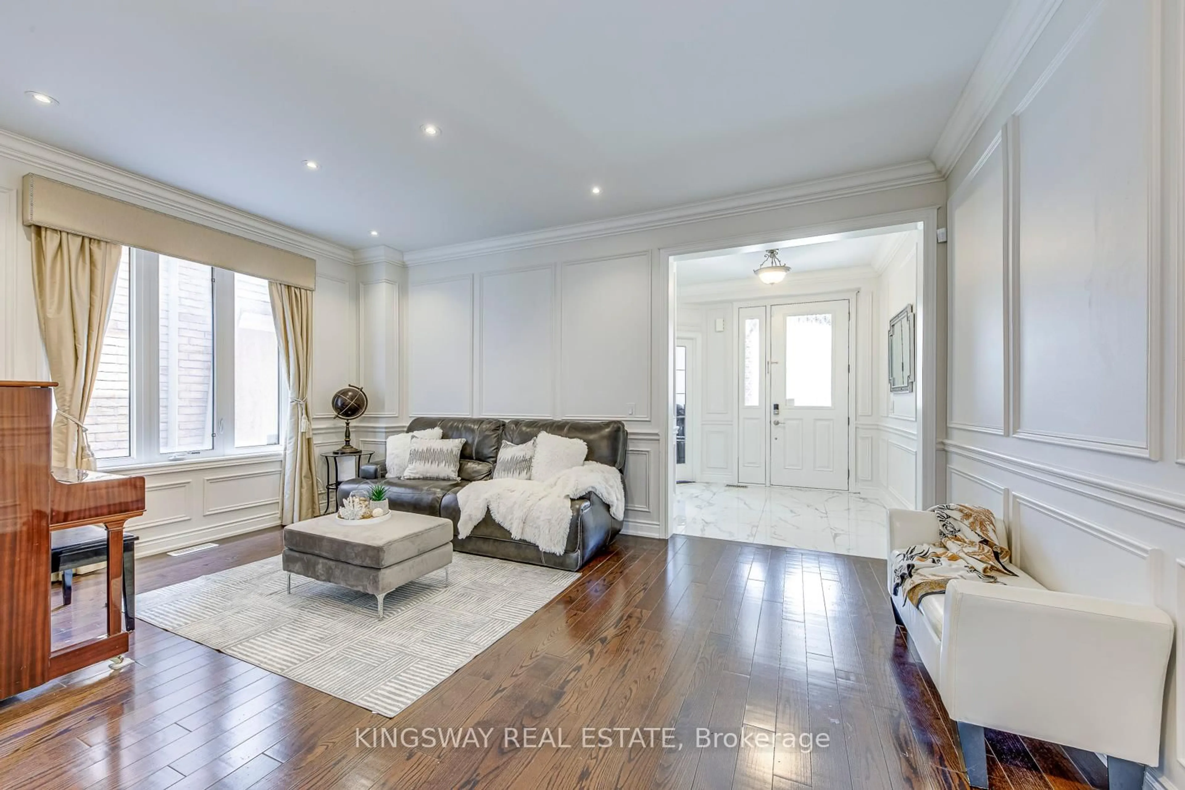 Living room with furniture, unknown for 3232 Larry Cres, Oakville Ontario L6M 0T1