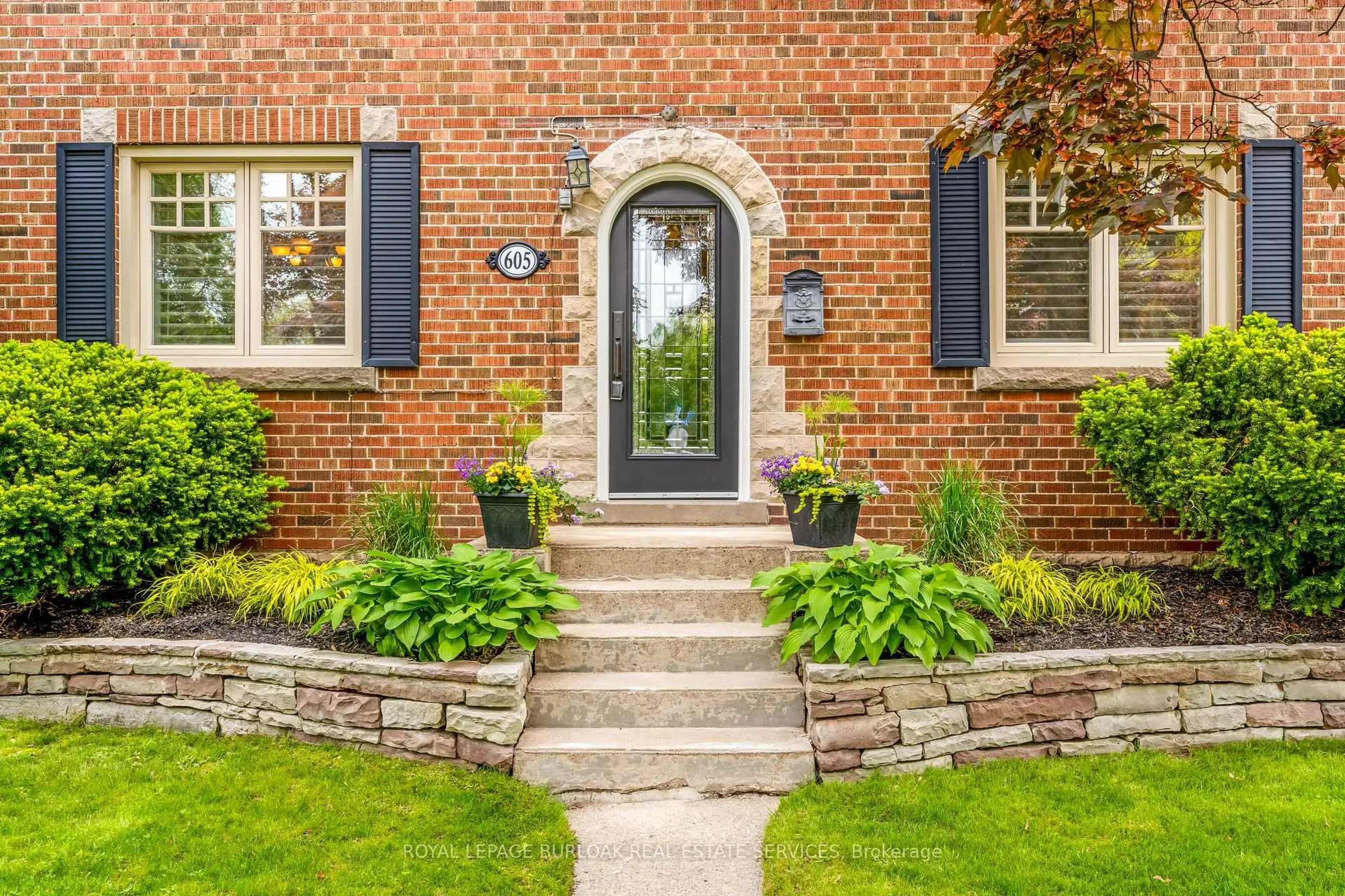 Home with brick exterior material, street for 605 Emerald St, Burlington Ontario L7R 2P3