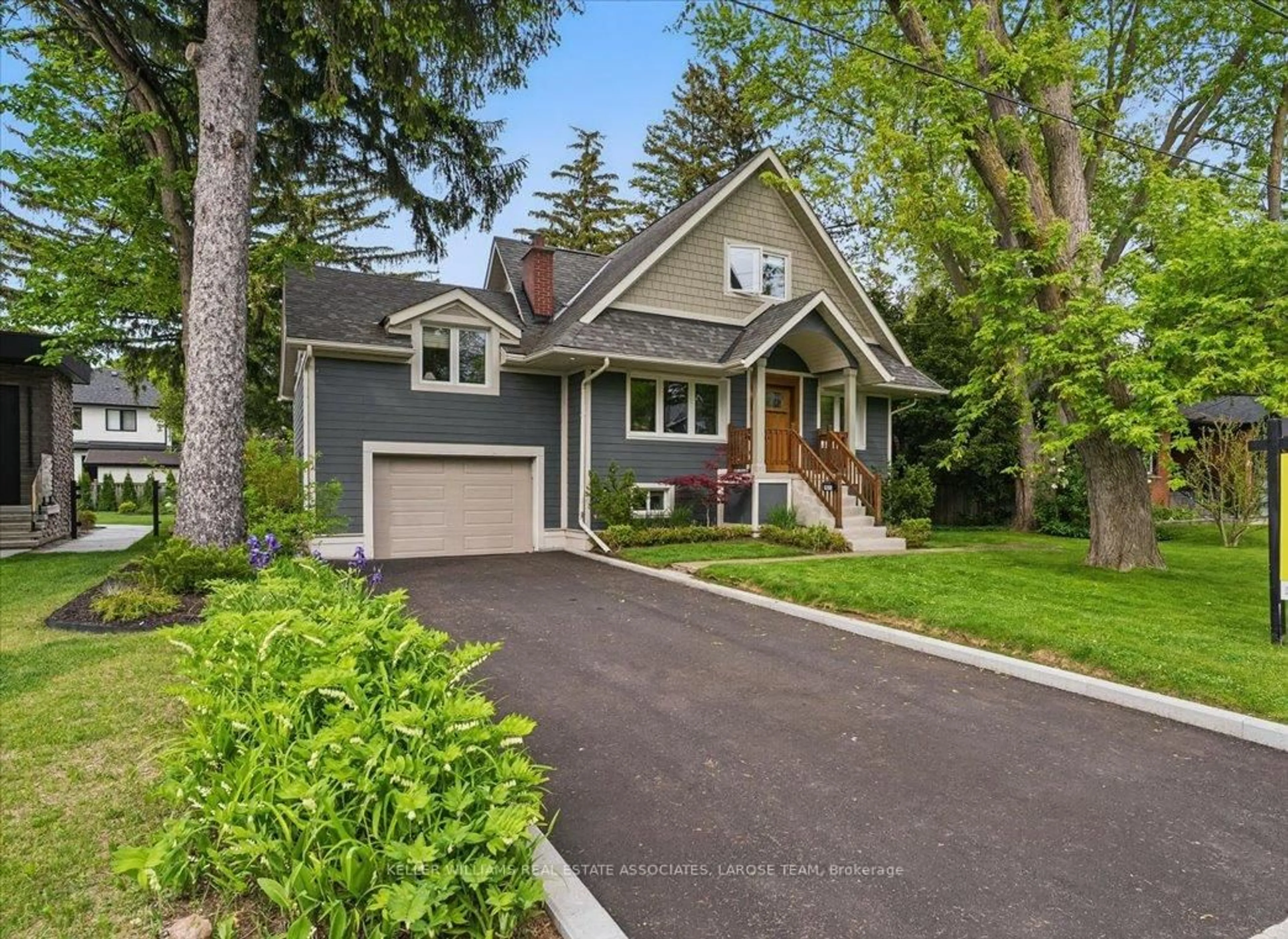 Home with brick exterior material, street for 1611 Trotwood Ave, Mississauga Ontario L5G 3Z8