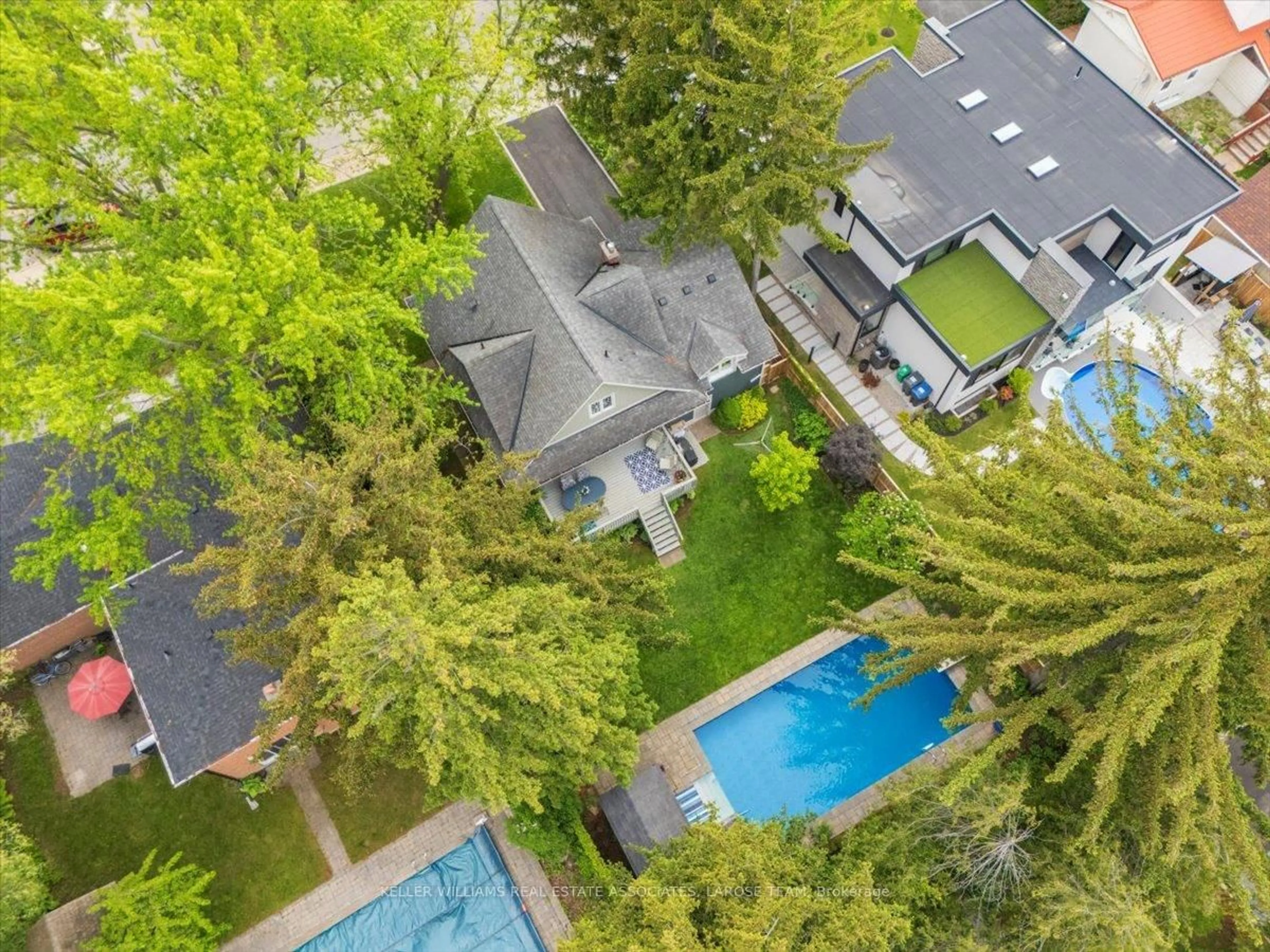 A pic from outside/outdoor area/front of a property/back of a property/a pic from drone, forest/trees view for 1611 Trotwood Ave, Mississauga Ontario L5G 3Z8