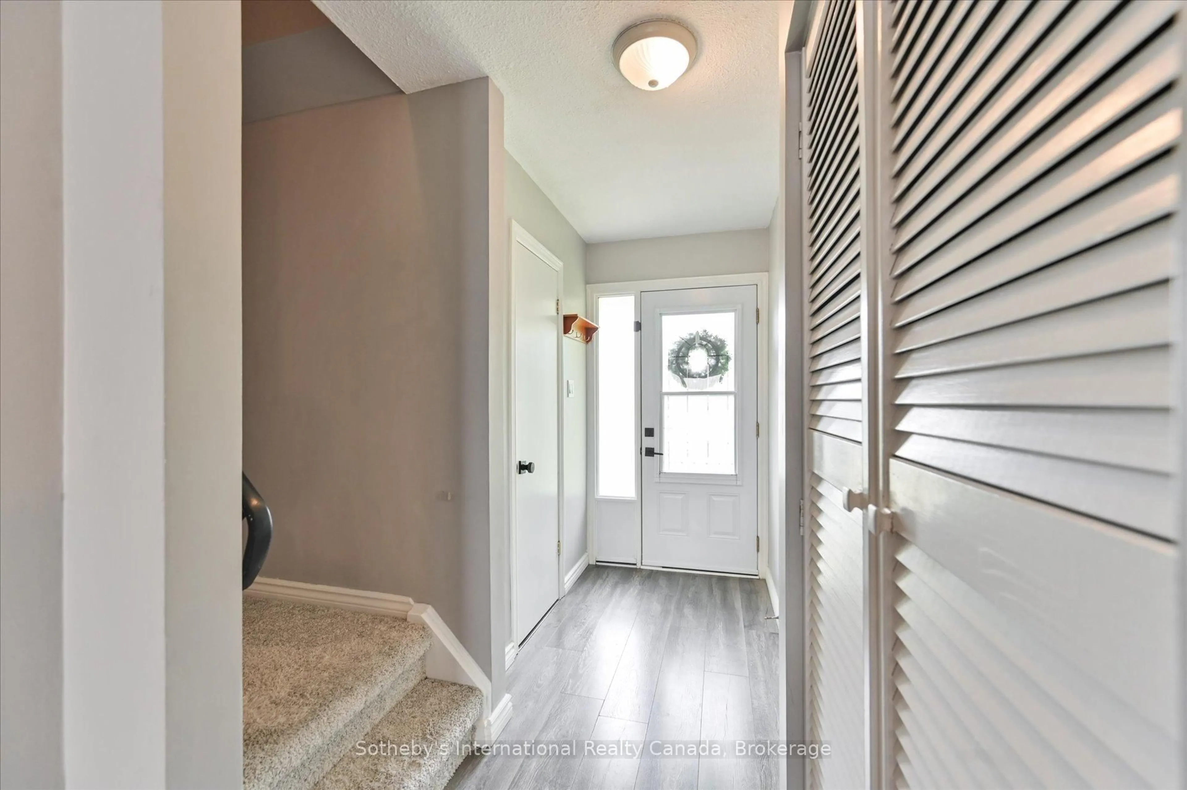 Indoor entryway for 217 Kingham Rd, Halton Hills Ontario L7J 2T3
