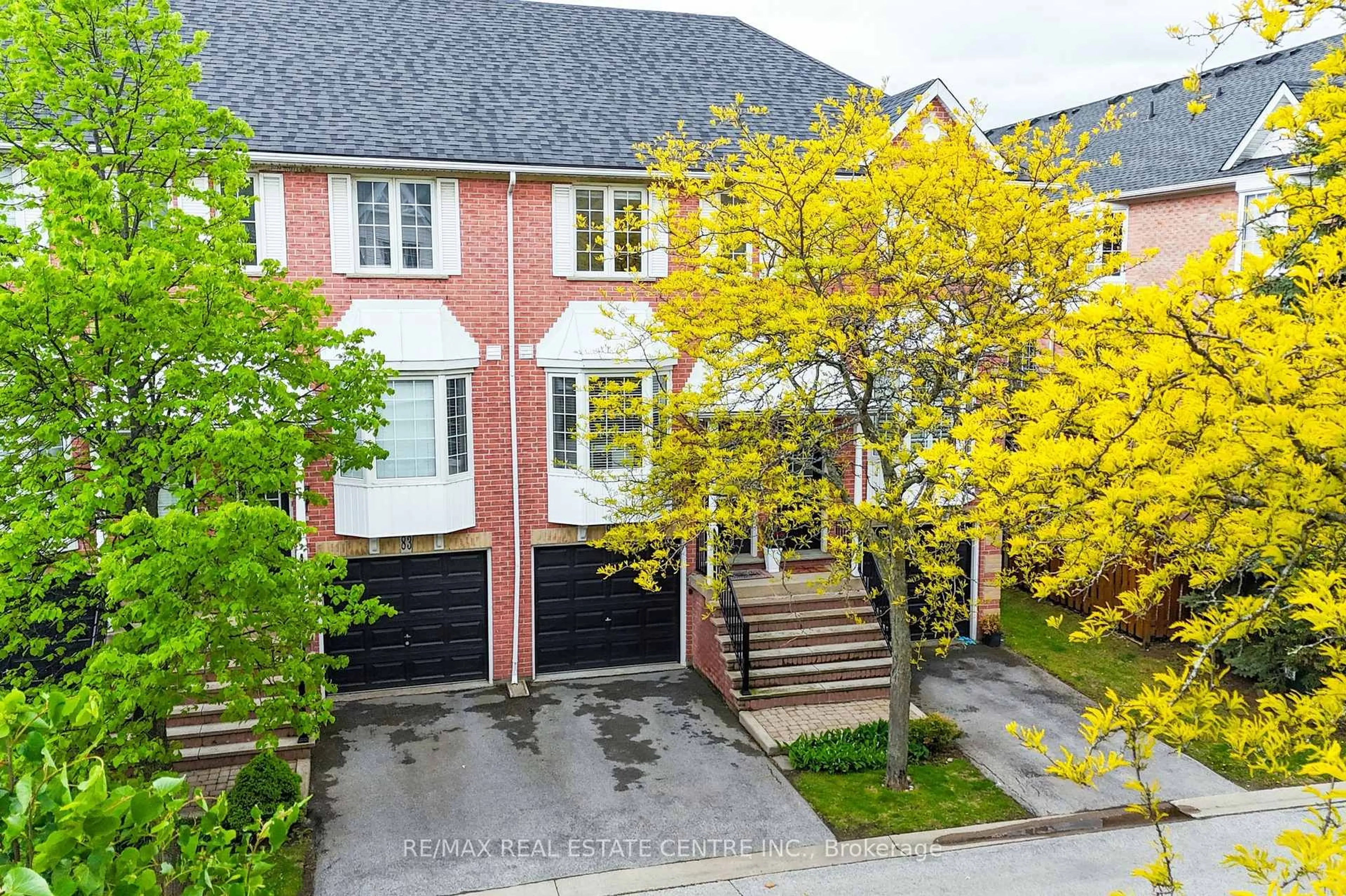A pic from outside/outdoor area/front of a property/back of a property/a pic from drone, street for 3480 Upper Middle Rd #82, Burlington Ontario L7M 4R9