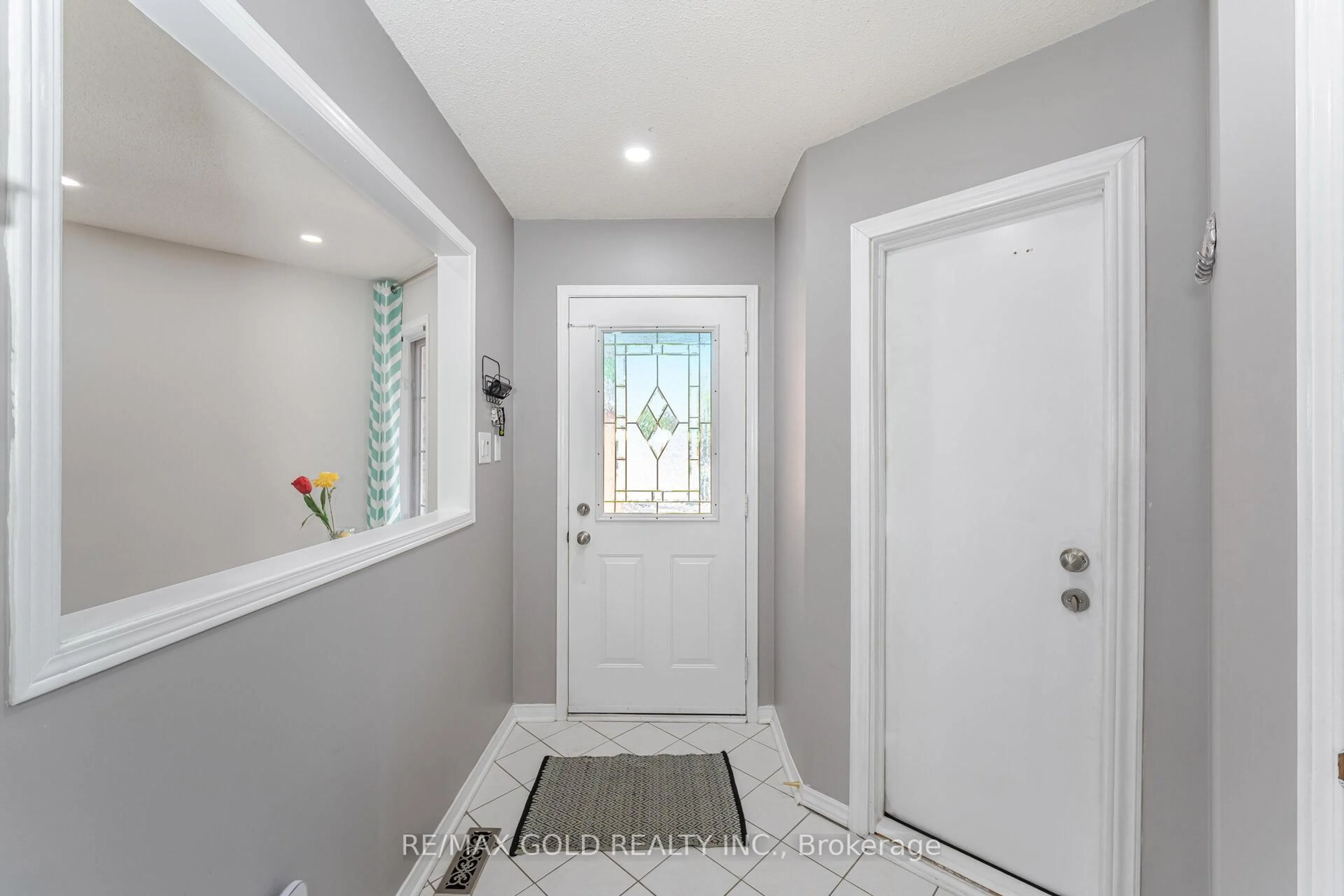Indoor entryway for 6050 Castlegrove Crt, Mississauga Ontario L5N 7A7