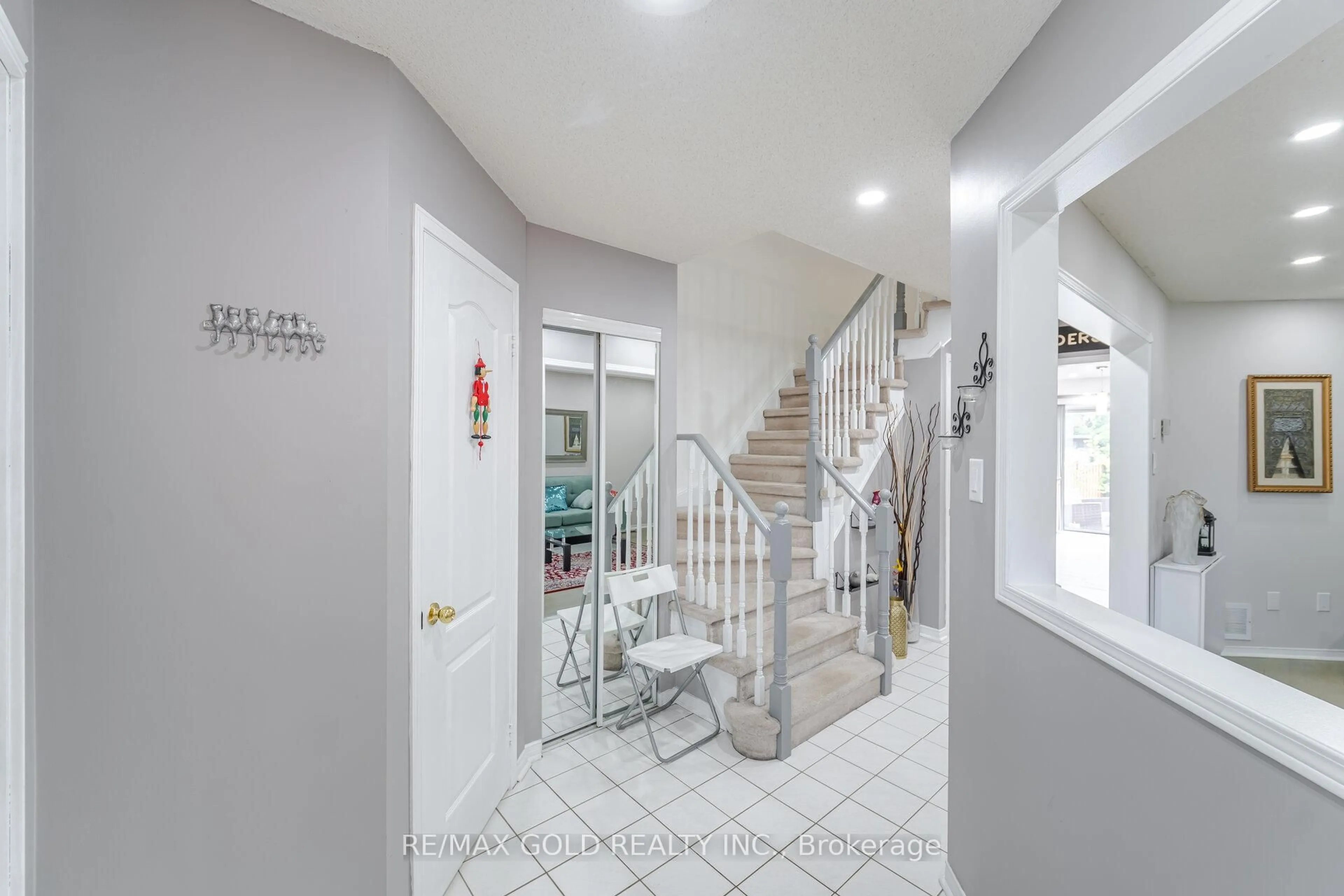 Indoor foyer for 6050 Castlegrove Crt, Mississauga Ontario L5N 7A7