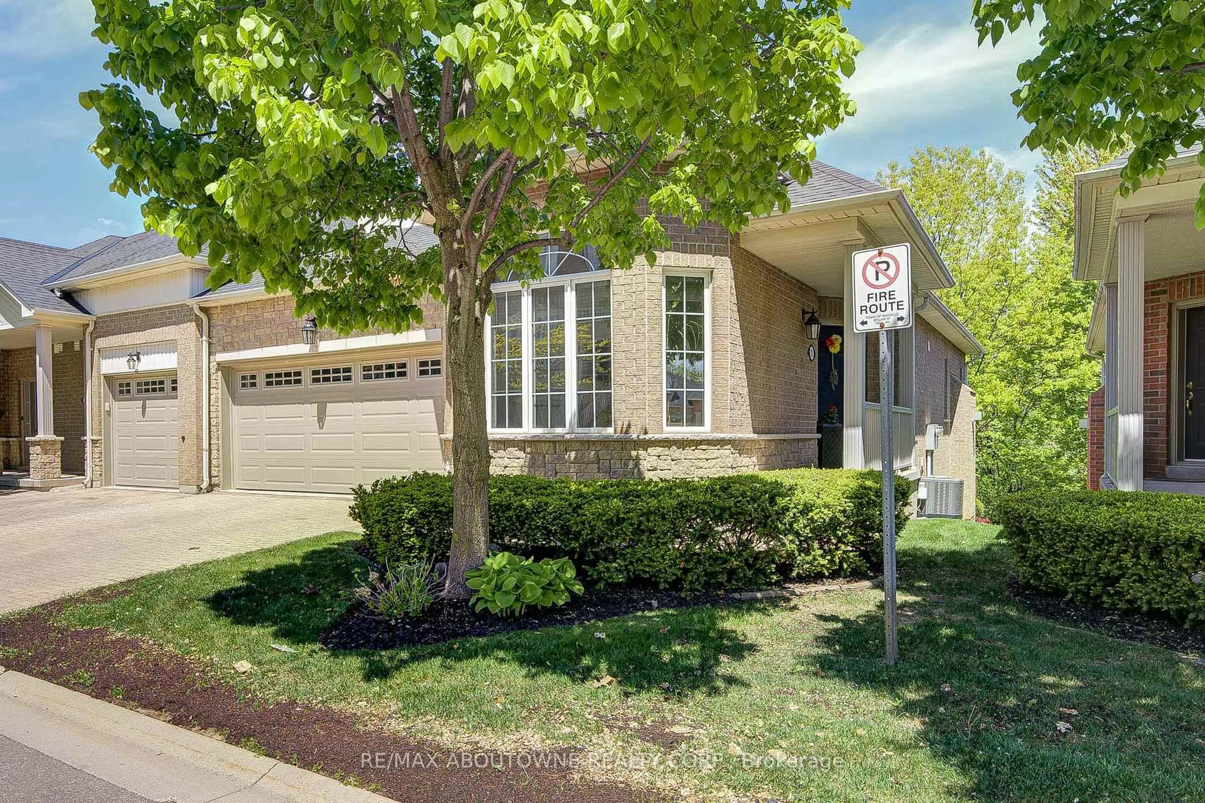 Home with brick exterior material, street for 1169 Dorval Dr #21, Oakville Ontario L6M 4V7