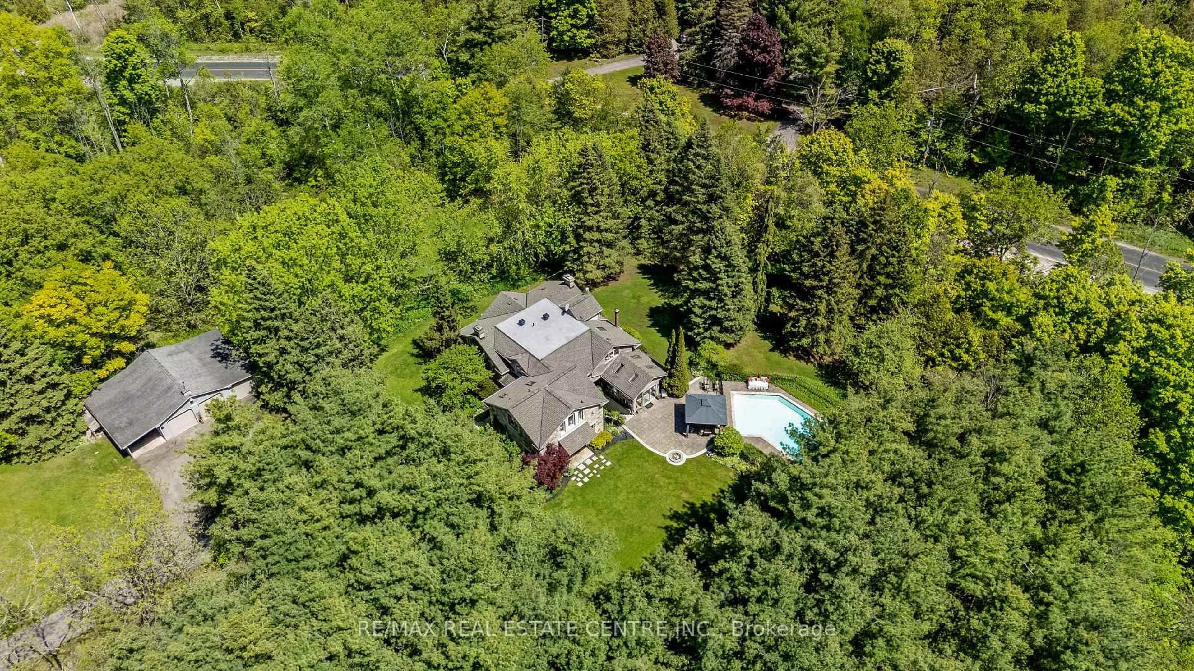 A pic from outside/outdoor area/front of a property/back of a property/a pic from drone, unknown for 8492 Canyon Rd, Milton Ontario L0P 1B0