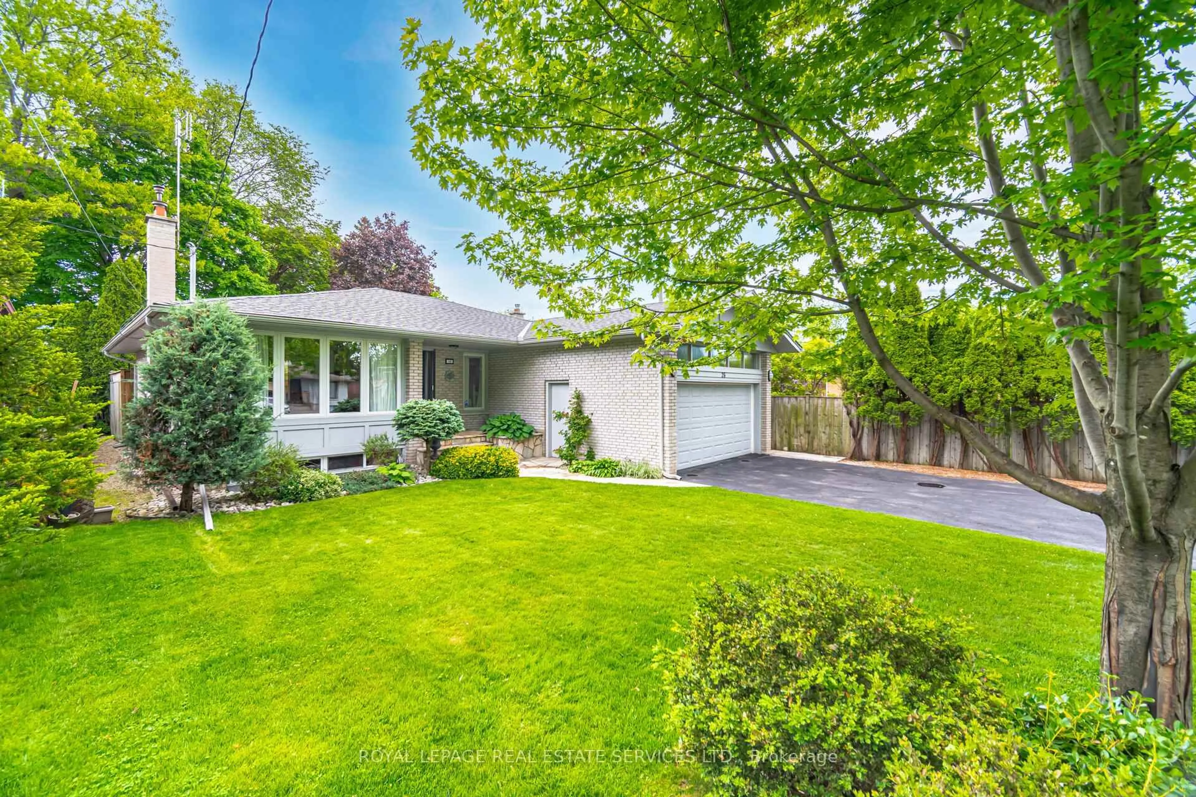 A pic from outside/outdoor area/front of a property/back of a property/a pic from drone, street for 26 Alanmeade Cres, Toronto Ontario M9B 2H3