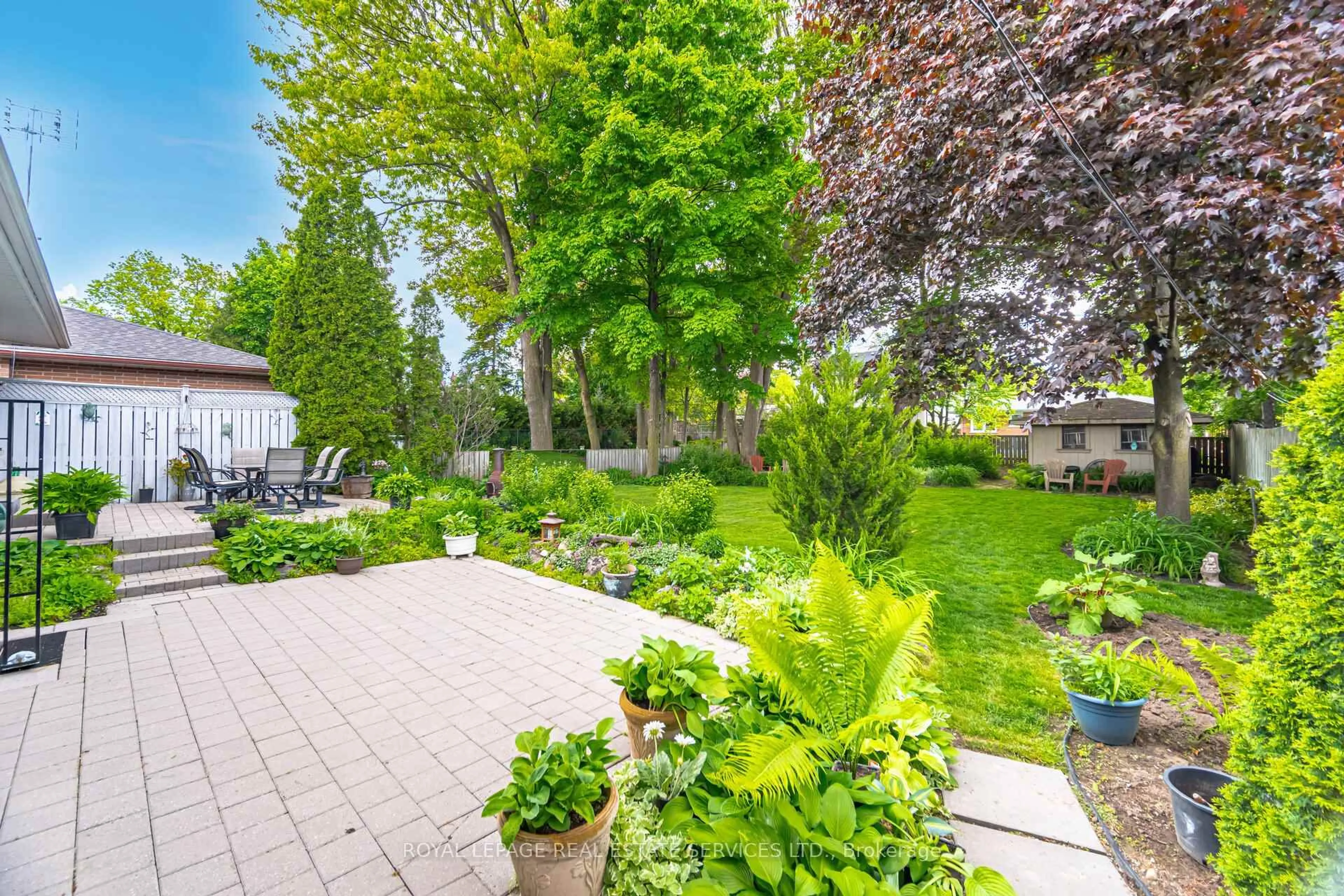 Patio, street for 26 Alanmeade Cres, Toronto Ontario M9B 2H3