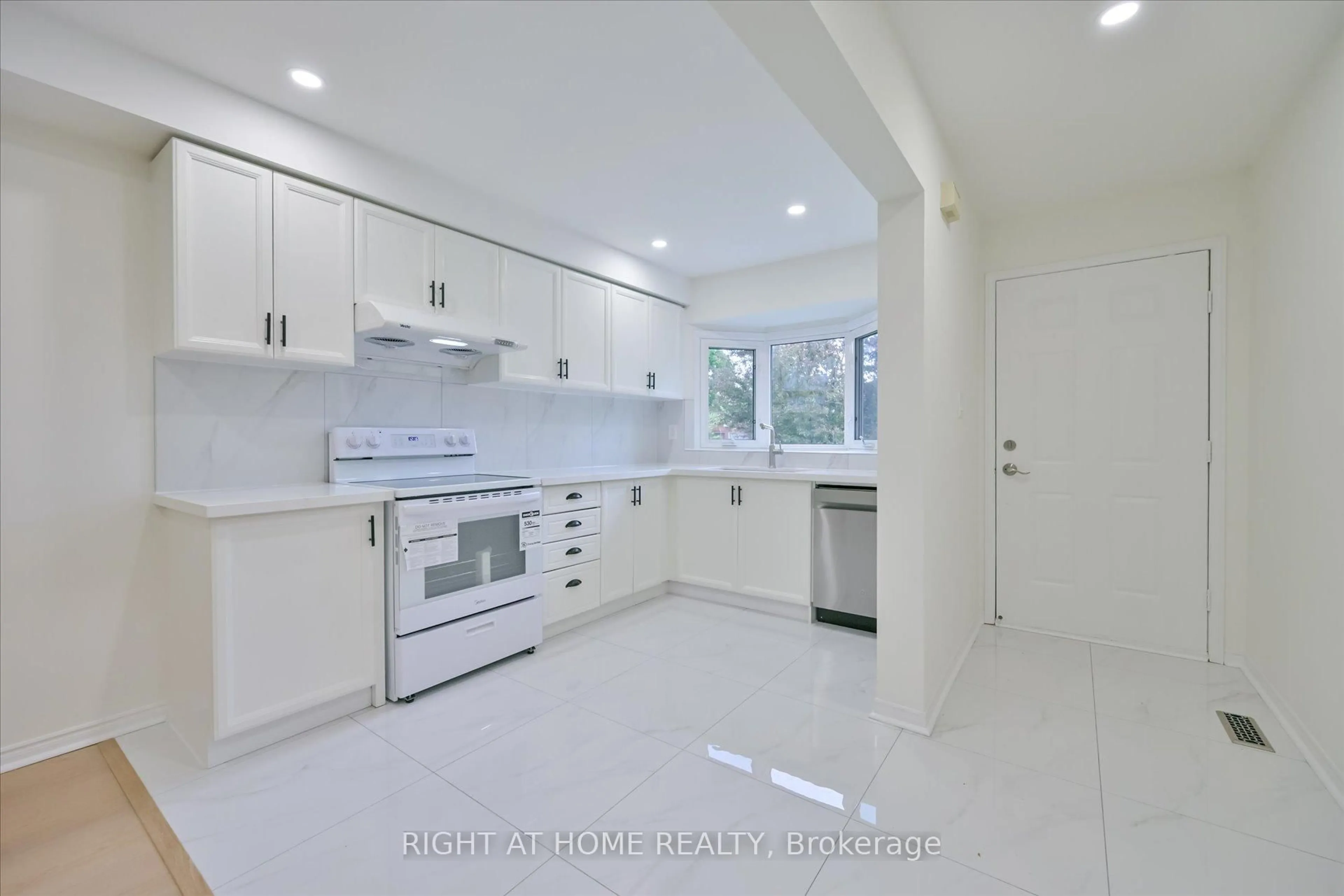 Open concept kitchen, ceramic/tile floor for 5023 Northern Lights Circ, Mississauga Ontario L5R 2P7