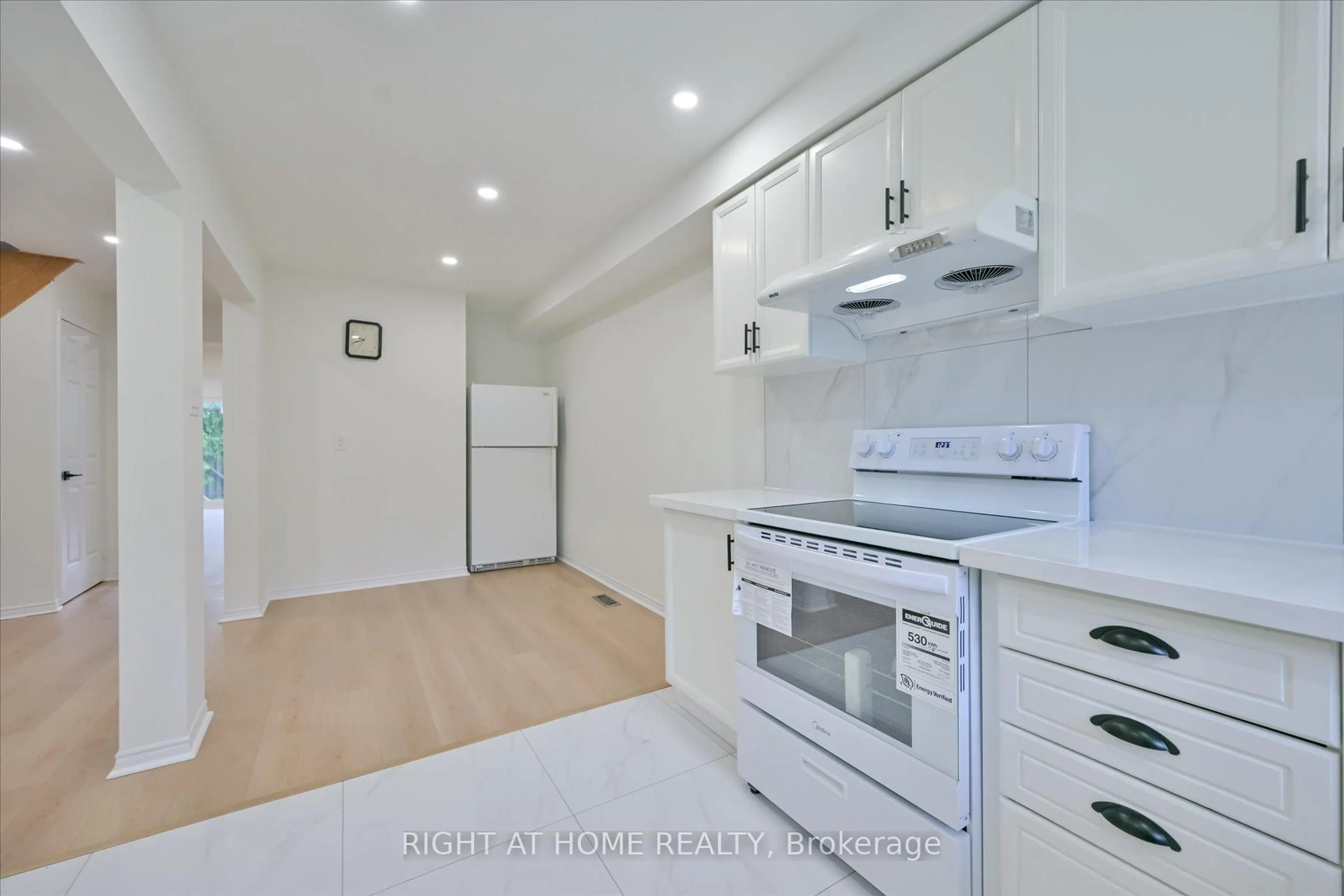 Standard kitchen, unknown for 5023 Northern Lights Circ, Mississauga Ontario L5R 2P7
