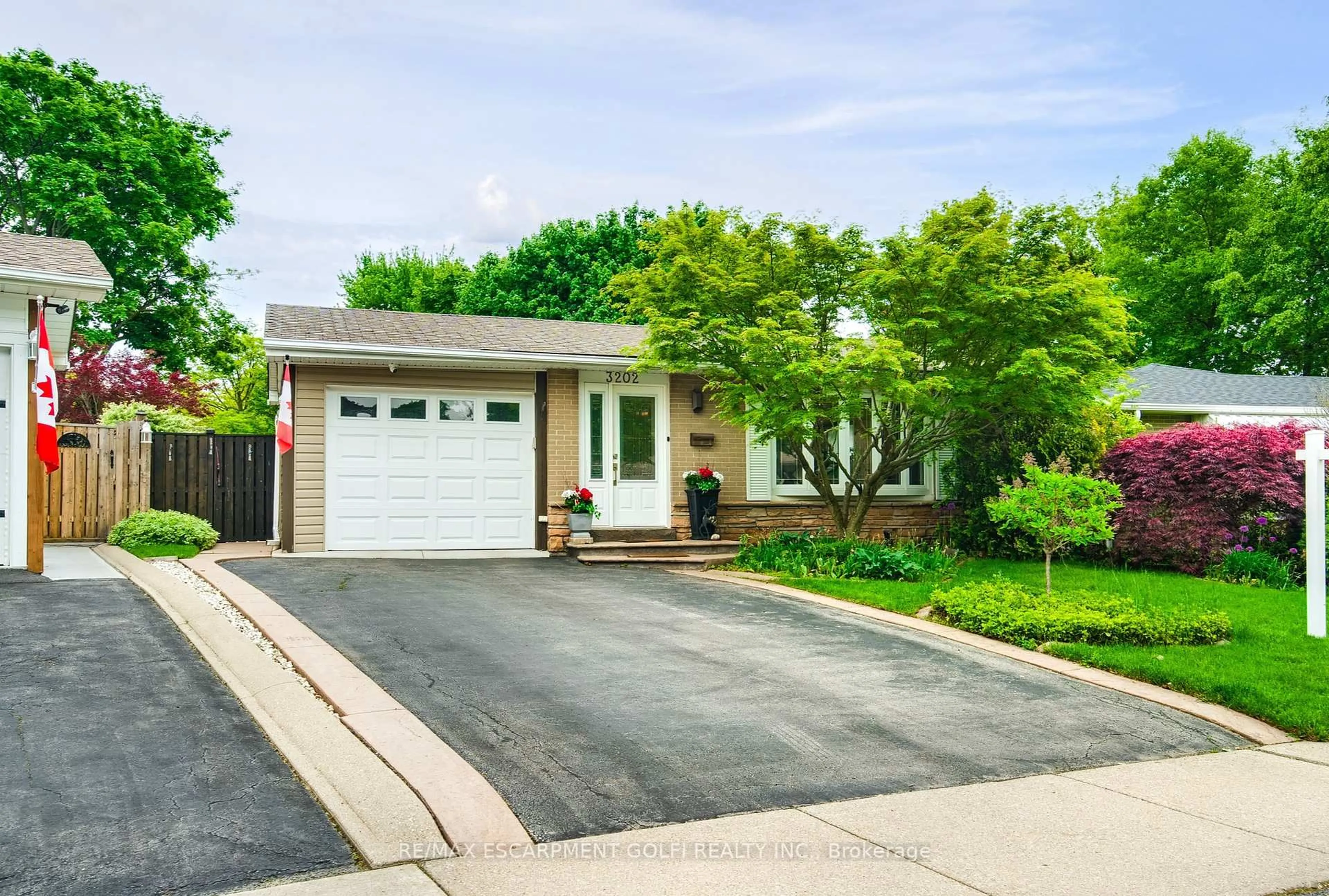 Home with vinyl exterior material, street for 3202 Centennial Dr, Burlington Ontario L7M 1C2