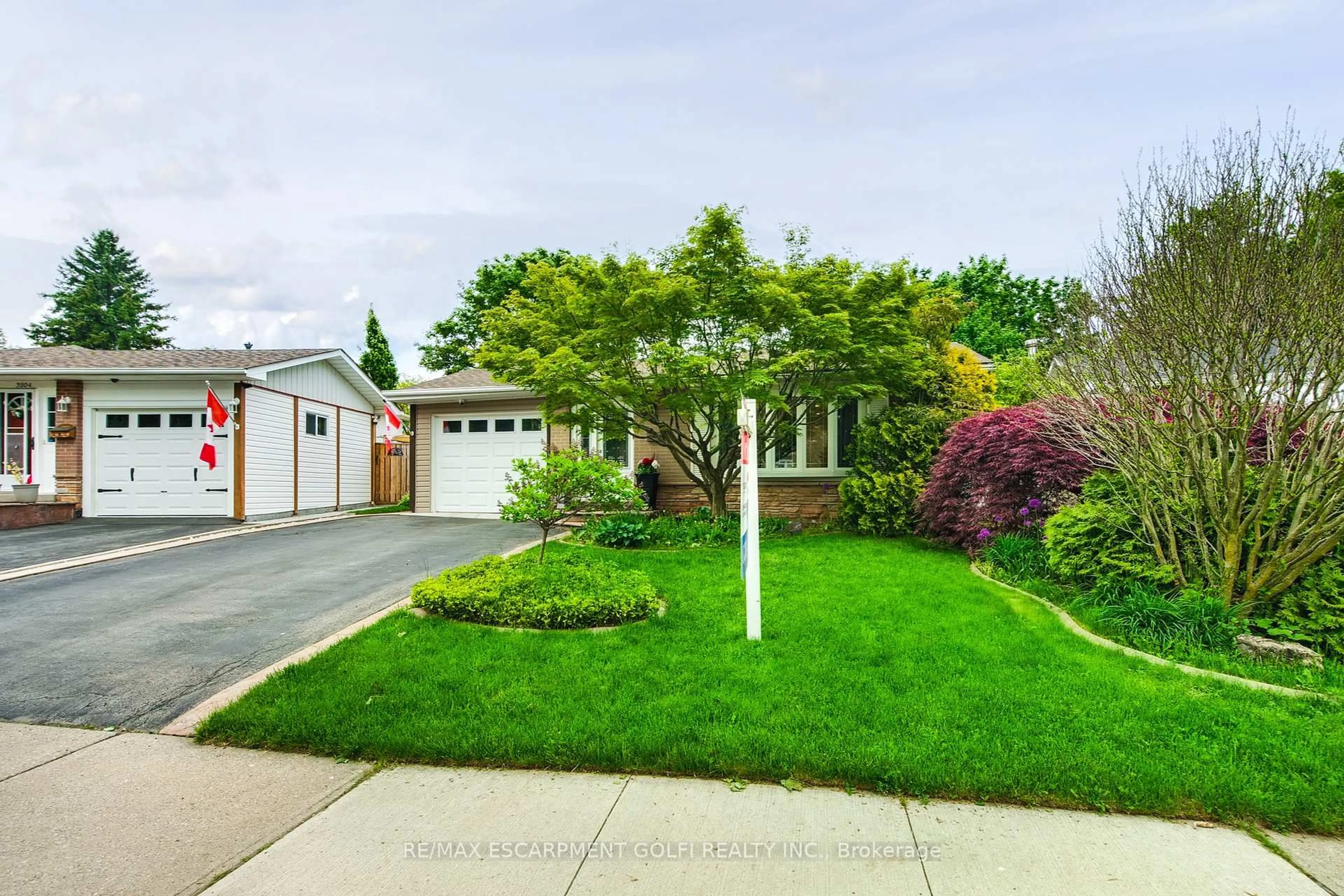A pic from outside/outdoor area/front of a property/back of a property/a pic from drone, street for 3202 Centennial Dr, Burlington Ontario L7M 1C2