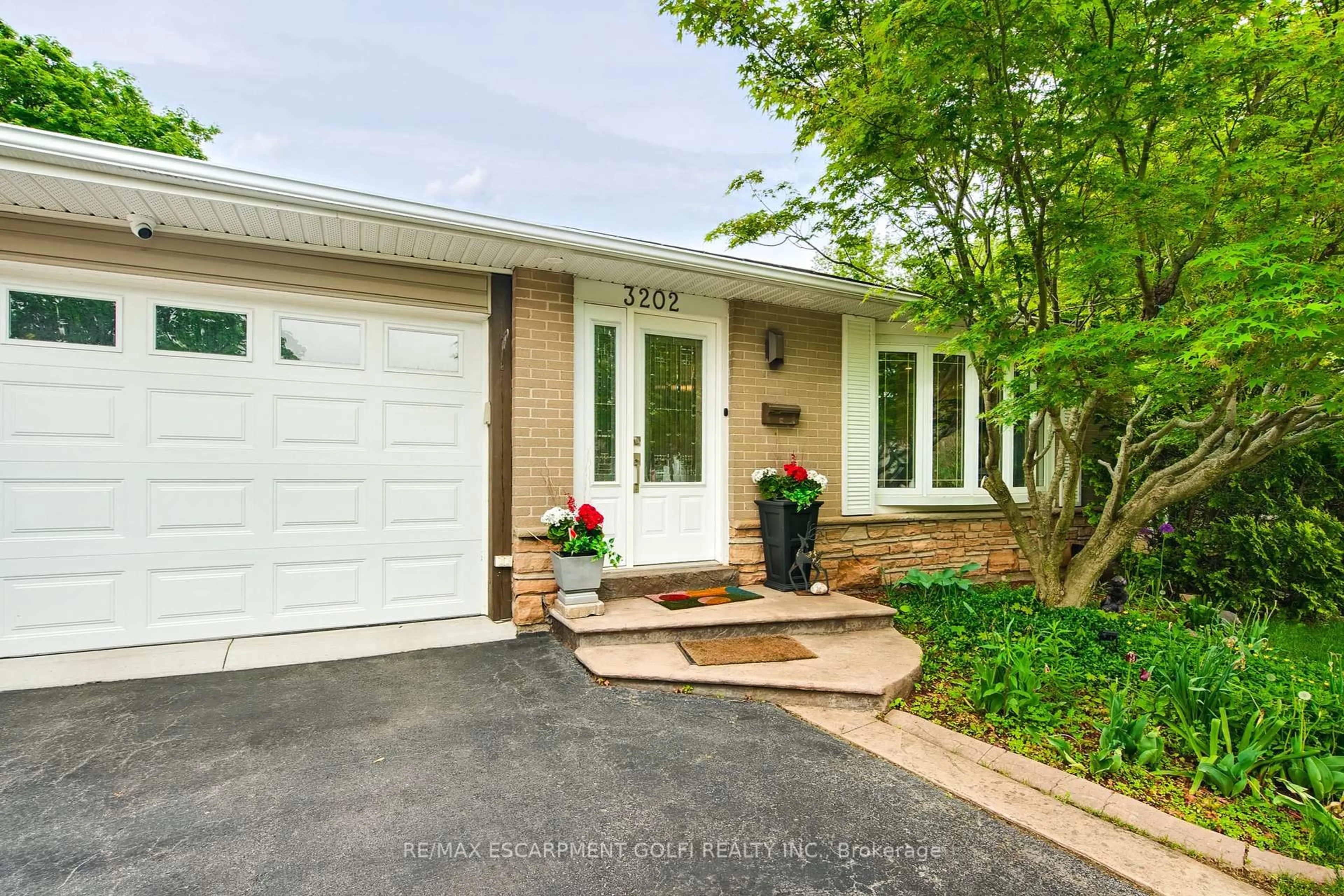 Home with brick exterior material, street for 3202 Centennial Dr, Burlington Ontario L7M 1C2