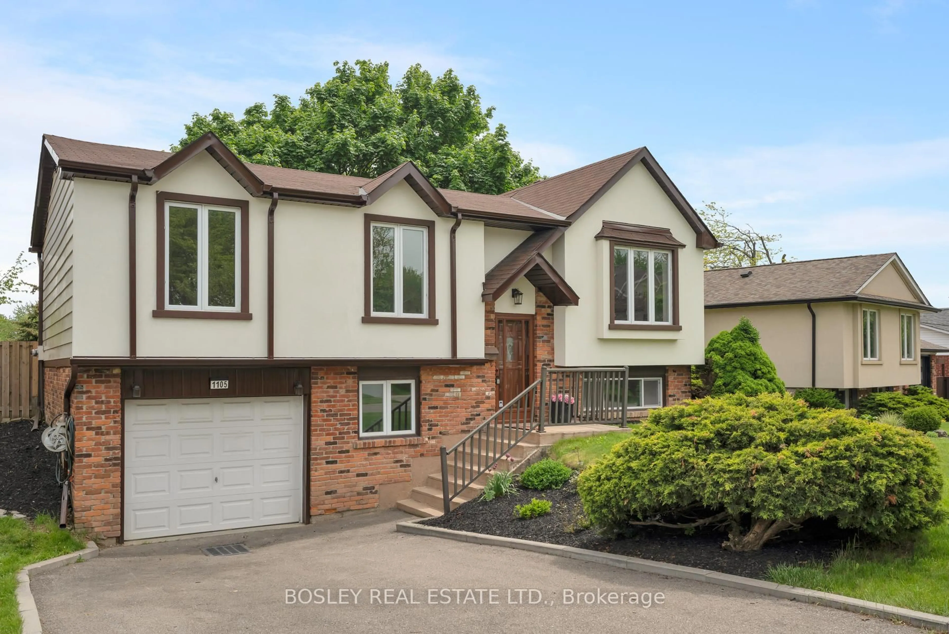 Home with brick exterior material, street for 1105 Mississauga Valley Blvd, Mississauga Ontario L5A 2A1