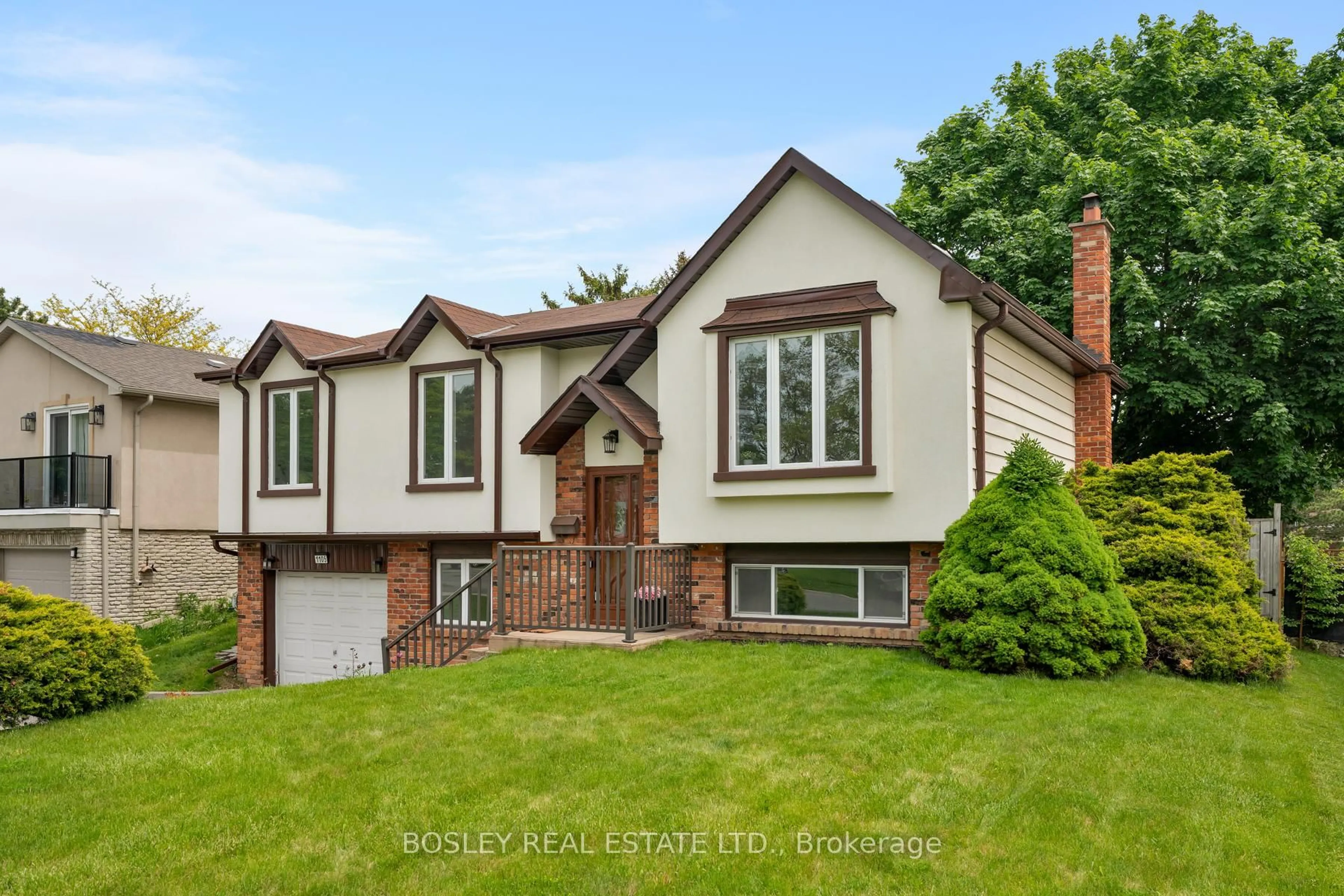 Home with brick exterior material, street for 1105 Mississauga Valley Blvd, Mississauga Ontario L5A 2A1