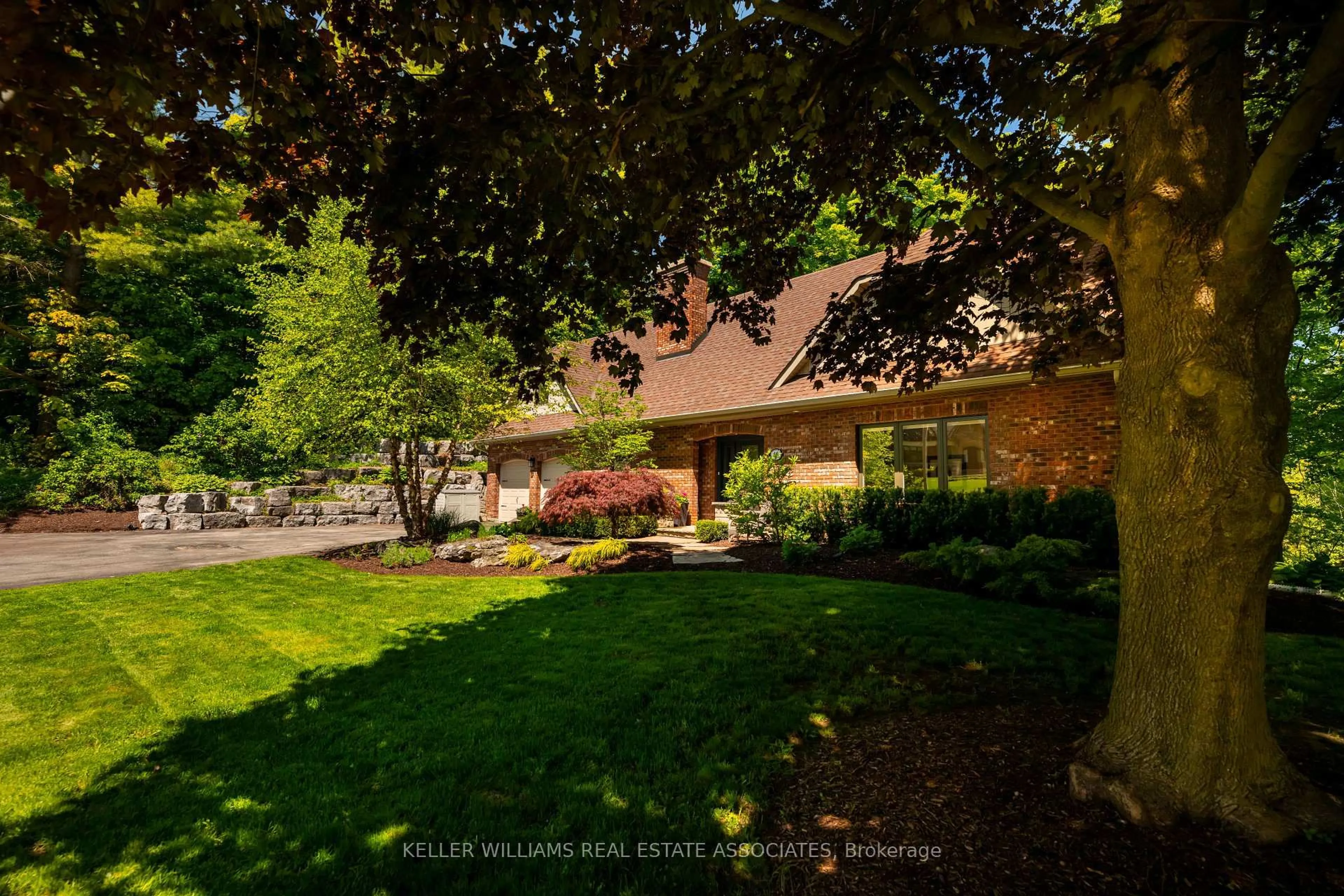 A pic from outside/outdoor area/front of a property/back of a property/a pic from drone, street for 49 Wildwood Rd, Halton Hills Ontario L7G 2W8