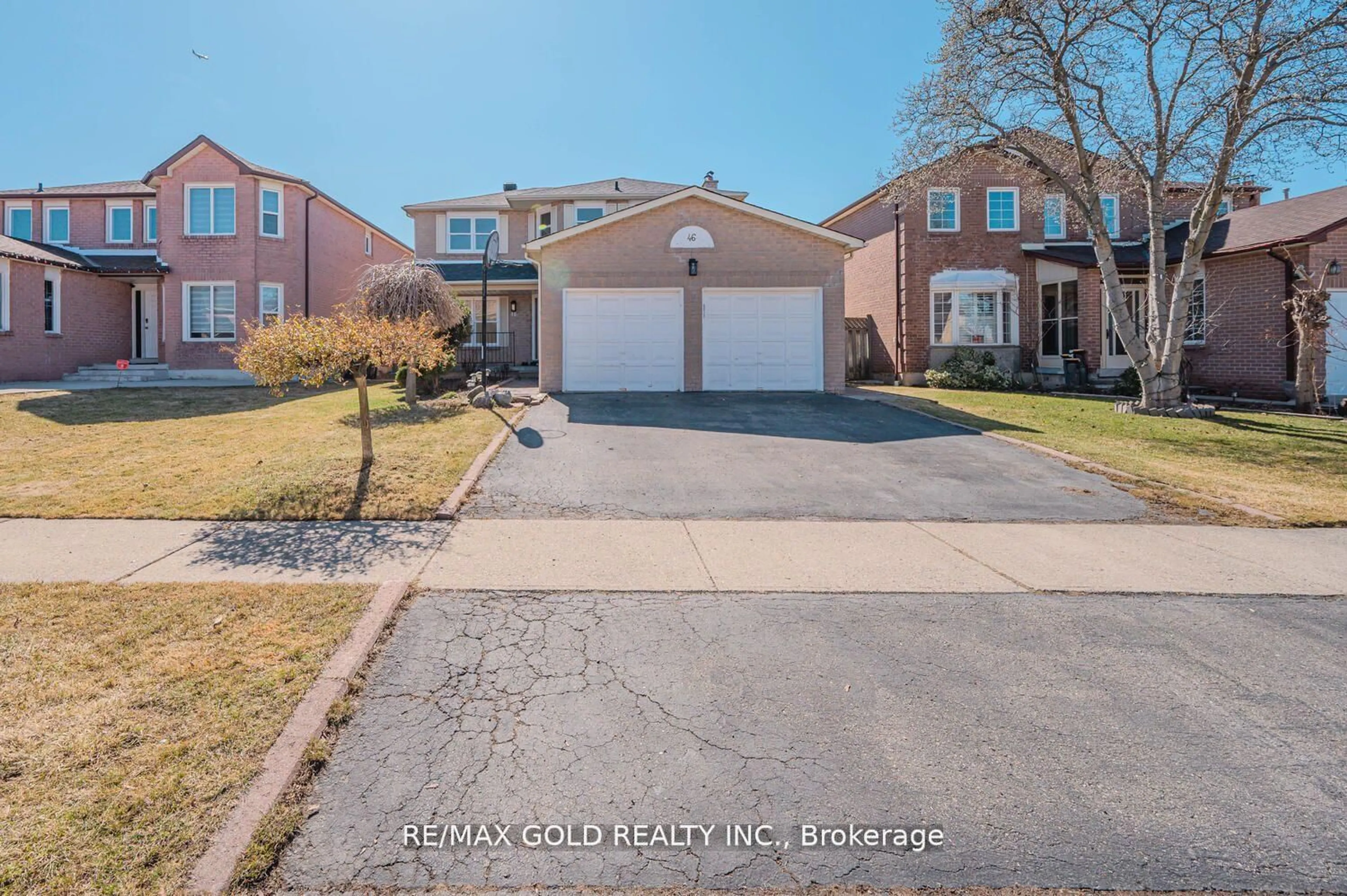A pic from outside/outdoor area/front of a property/back of a property/a pic from drone, street for 46 Plover Pl, Brampton Ontario L6W 4C4