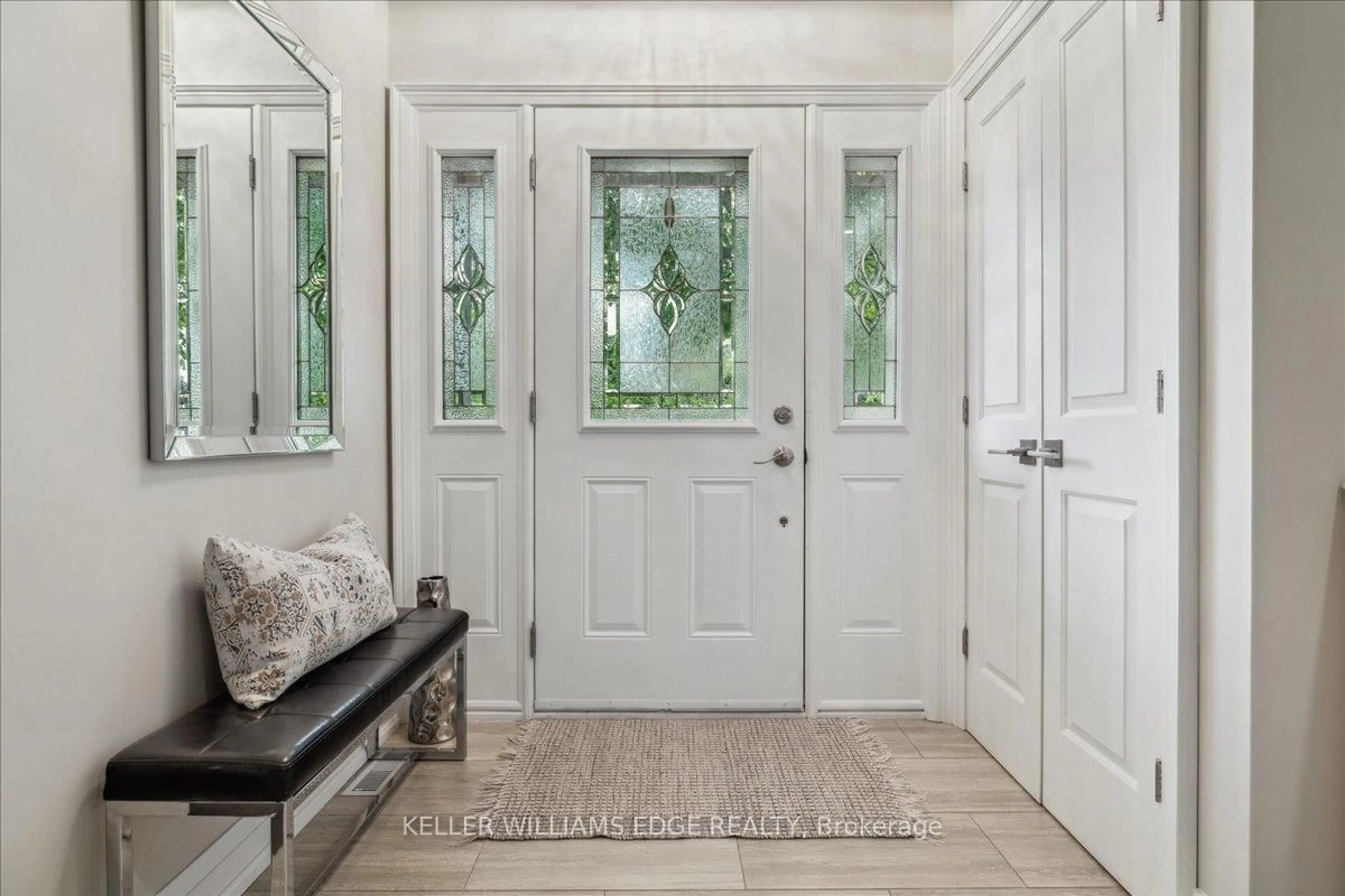 Indoor entryway for 2199 Vista Dr, Burlington Ontario L7M 3N7