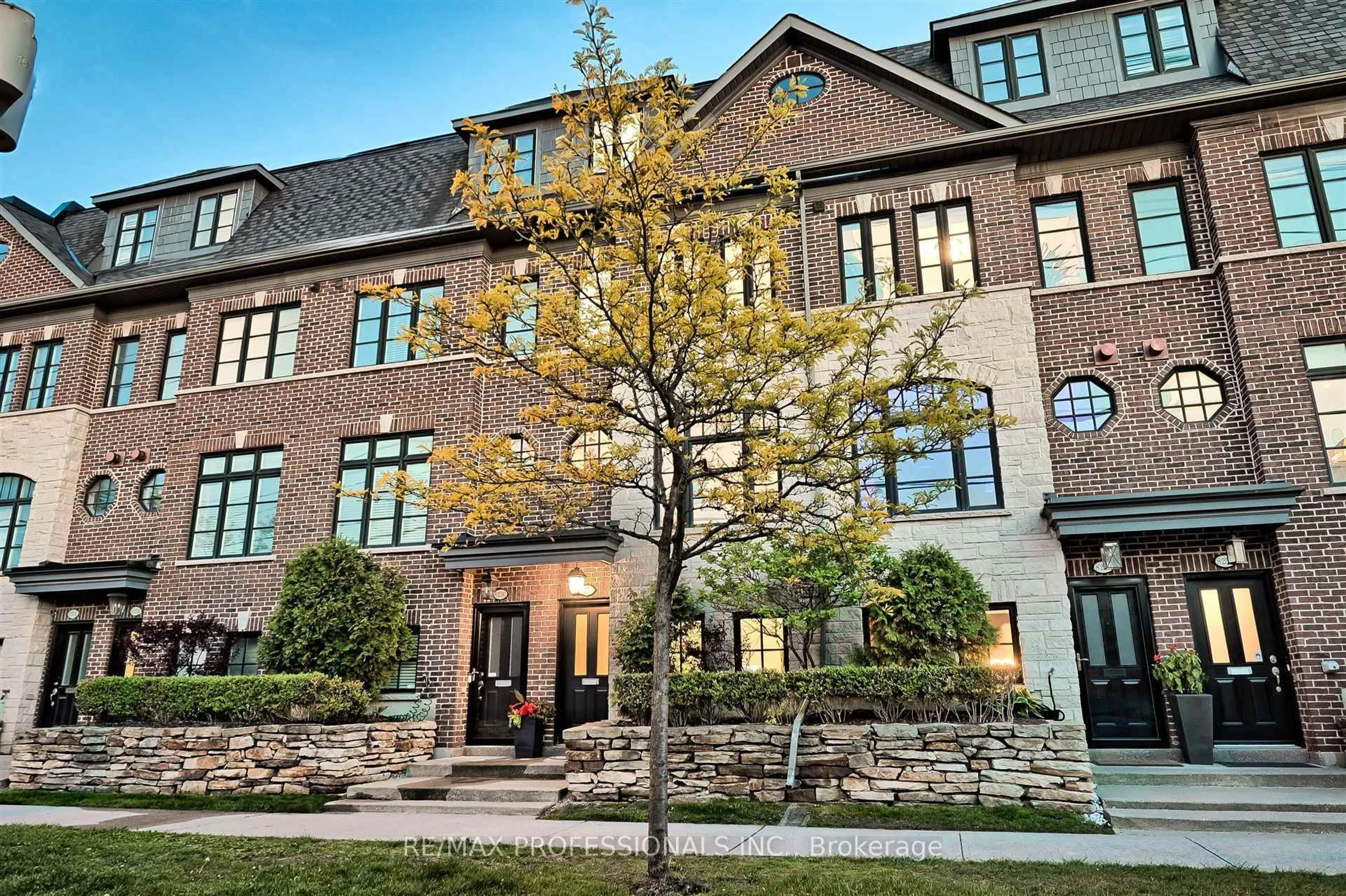 Home with brick exterior material, building for 825A Oxford St, Toronto Ontario M8Y 1E6