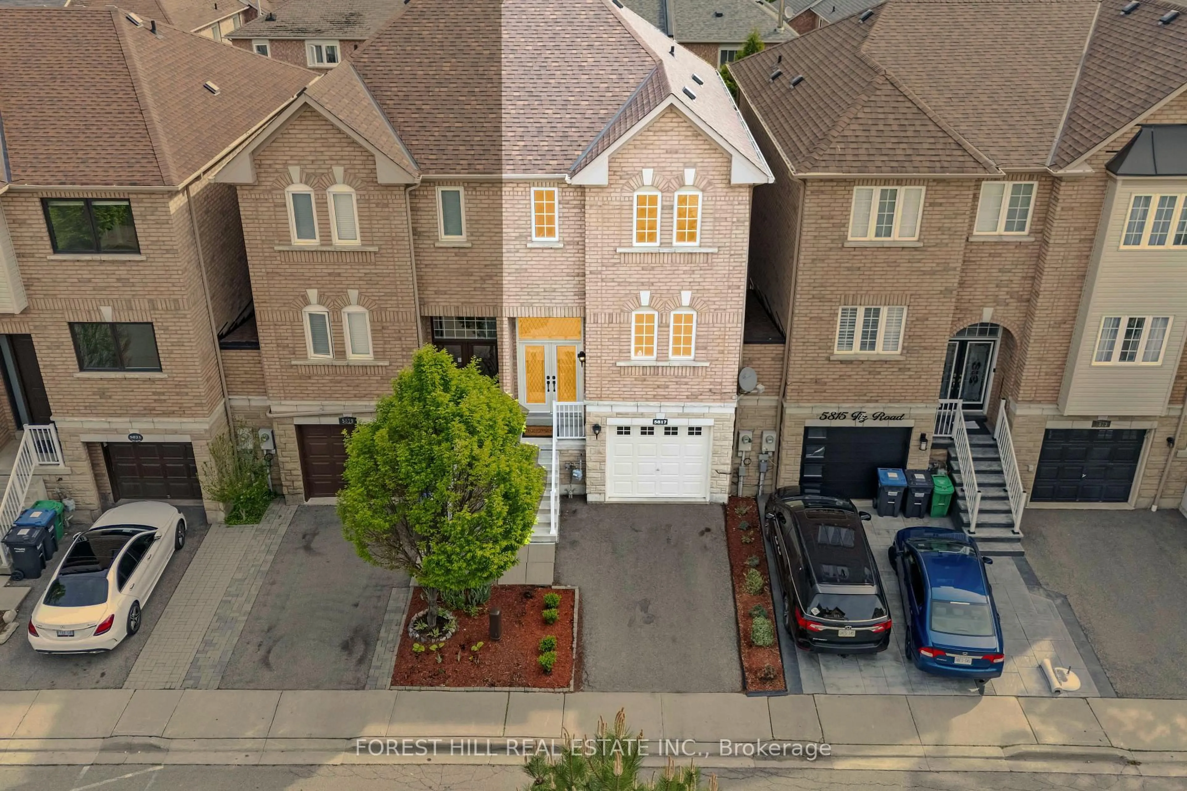 A pic from outside/outdoor area/front of a property/back of a property/a pic from drone, street for 5817 Tiz Rd, Mississauga Ontario L5R 0B6