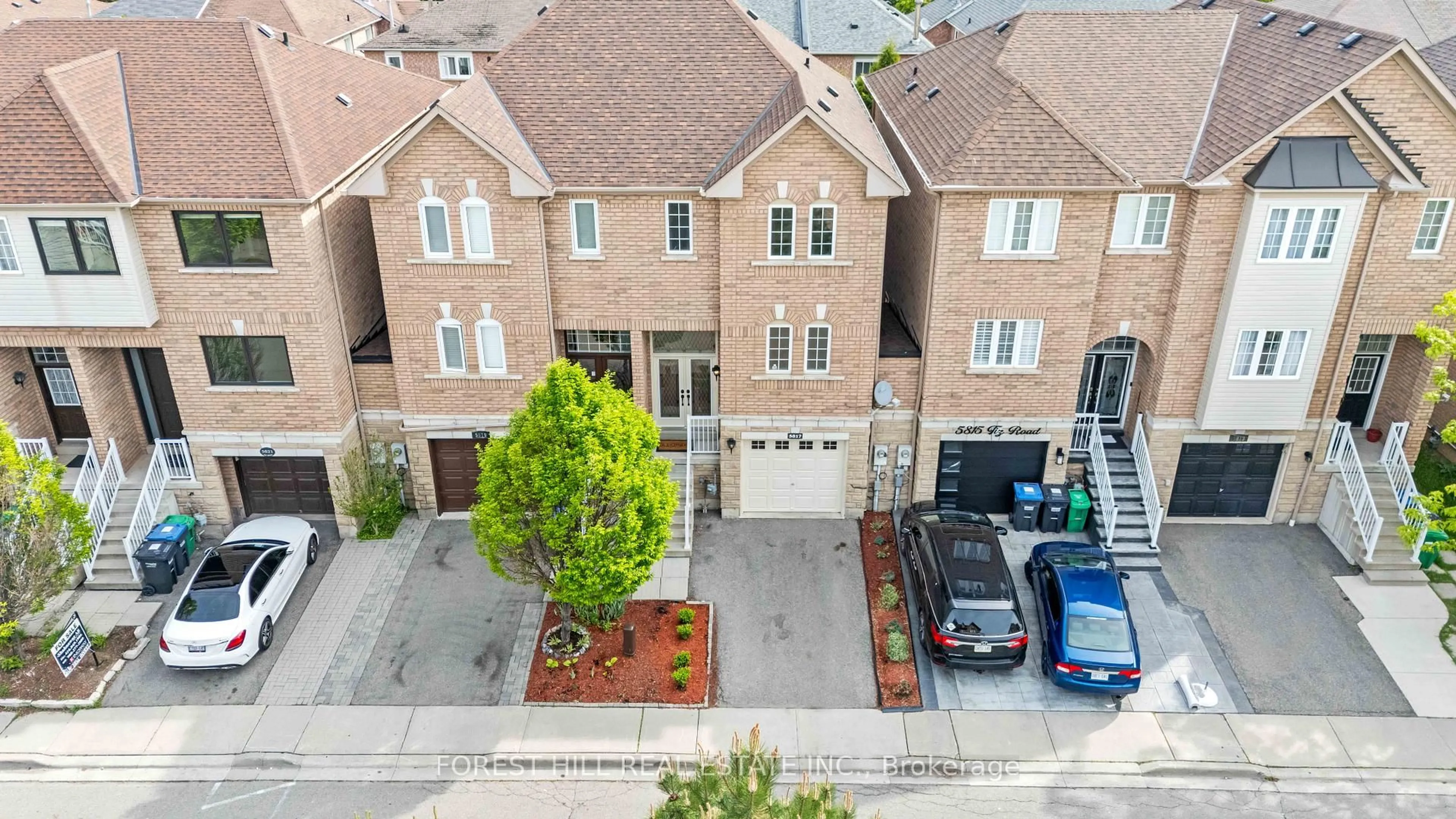 A pic from outside/outdoor area/front of a property/back of a property/a pic from drone, street for 5817 Tiz Rd, Mississauga Ontario L5R 0B6