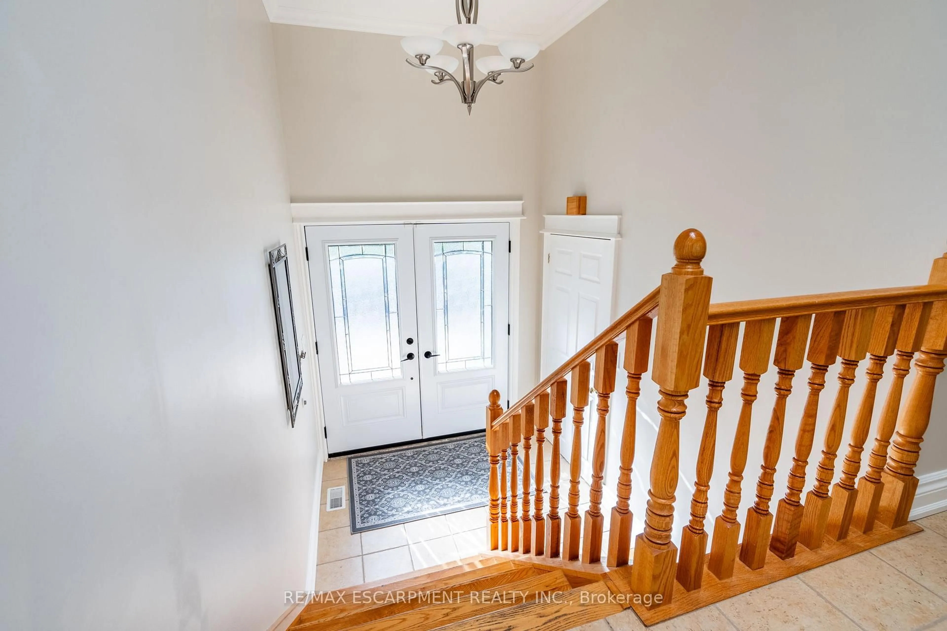Indoor foyer for 2159 Britannia Rd, Burlington Ontario L7P 0E8