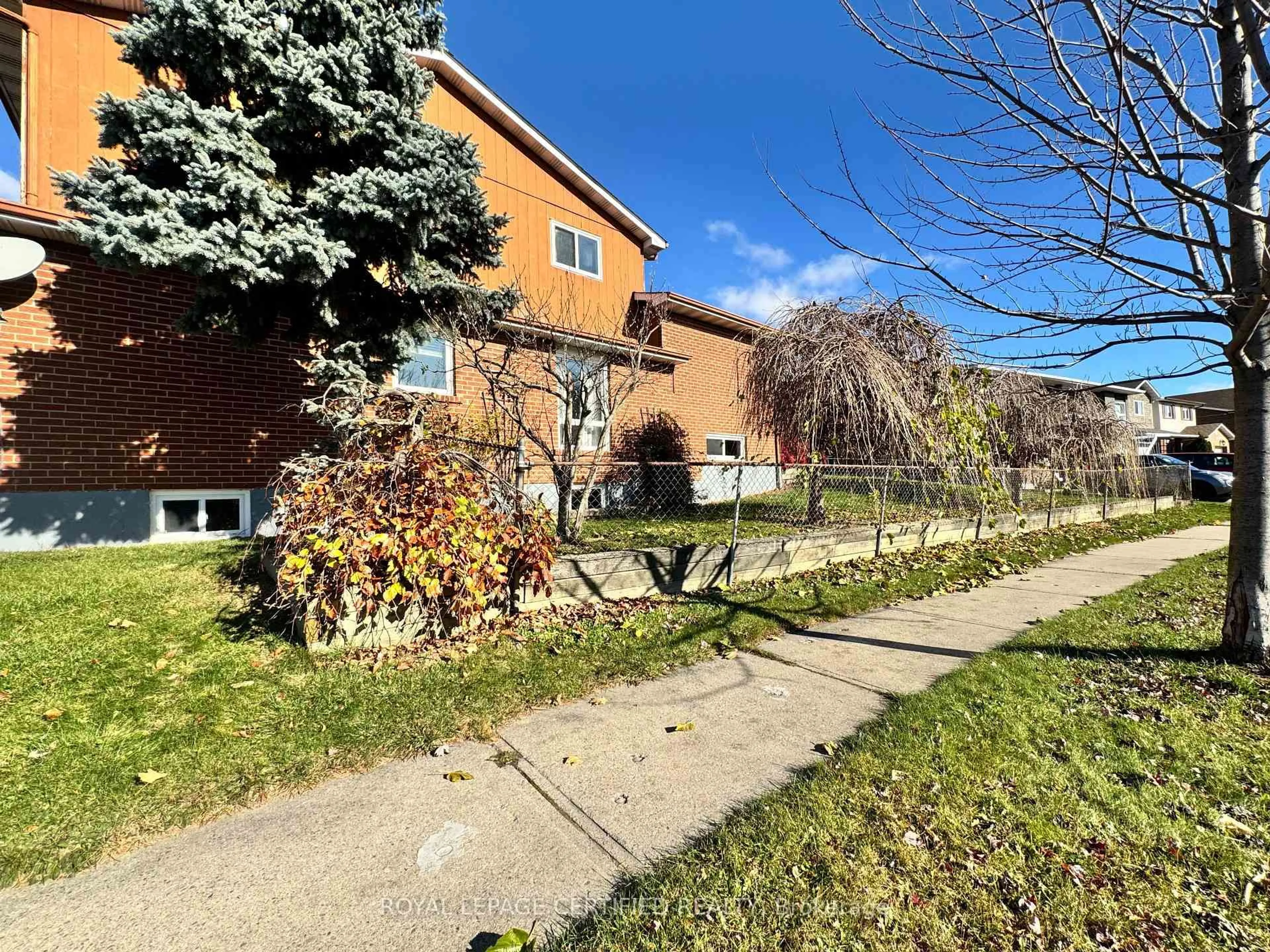 A pic from outside/outdoor area/front of a property/back of a property/a pic from drone, street for 41 Winterfold Dr, Brampton Ontario L6V 3S8