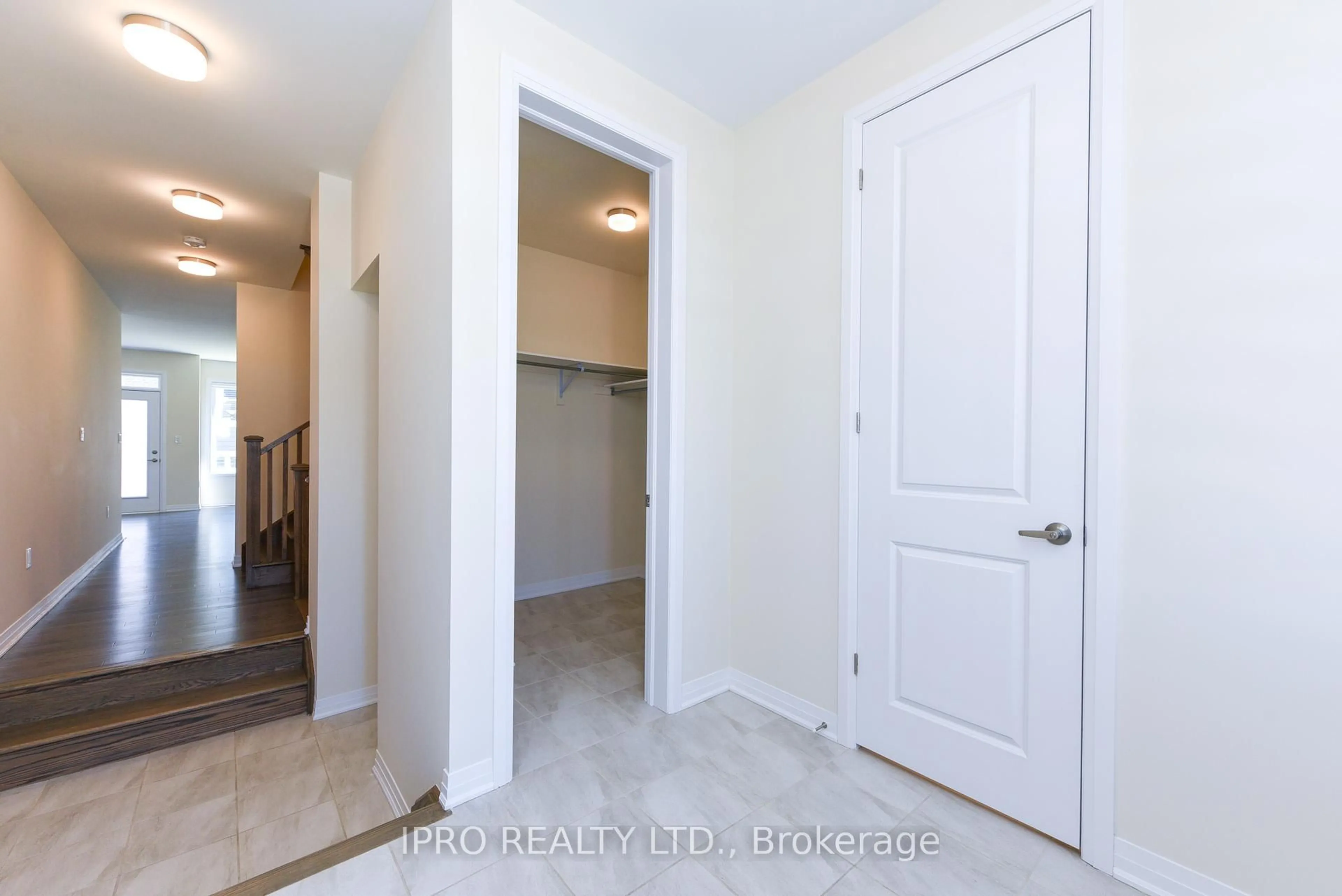 Indoor entryway for 3523 Post Rd, Oakville Ontario L6H 7W5